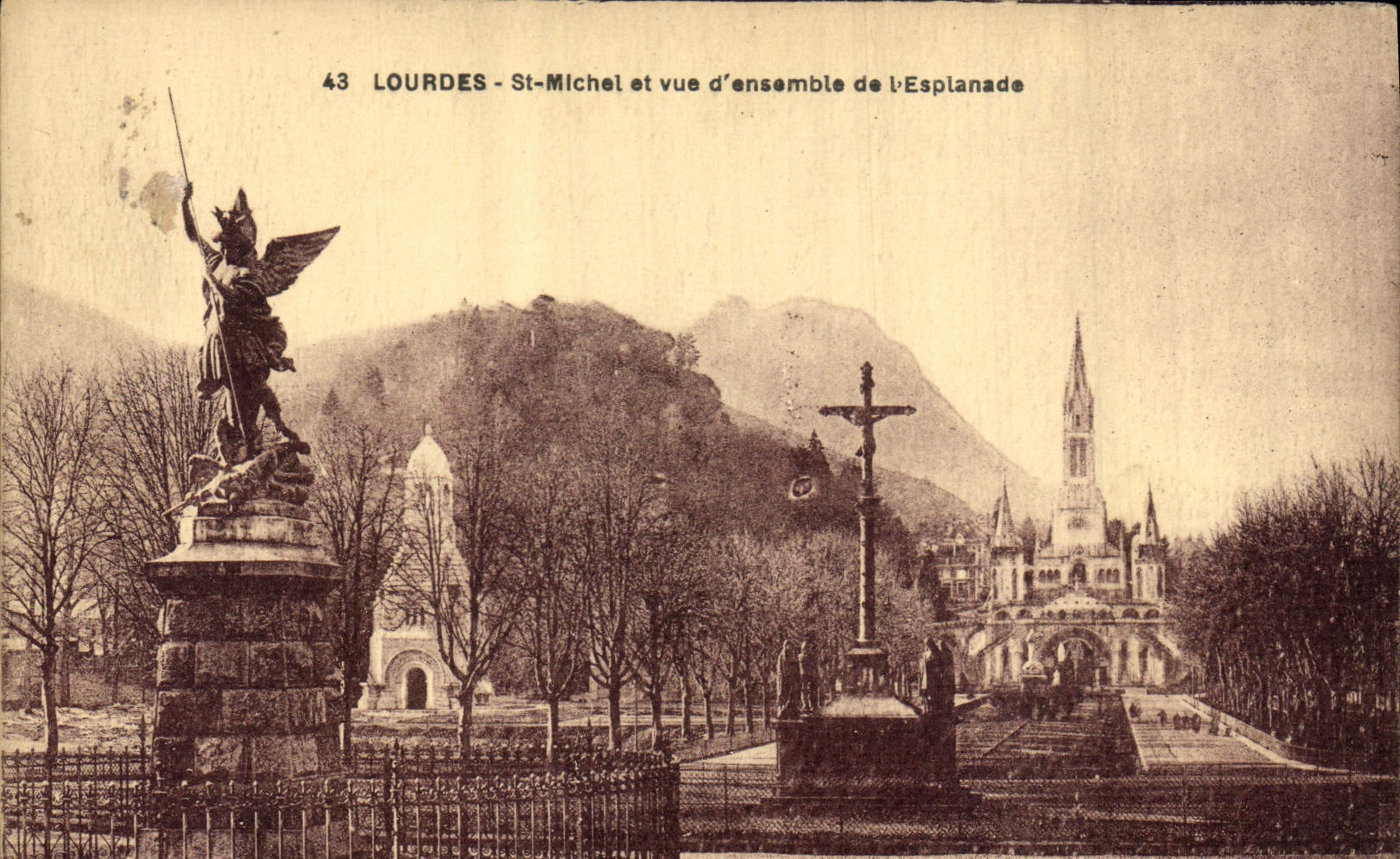 CPA Lourdes St Michel et vue d'ensemble de l'Esplanade 