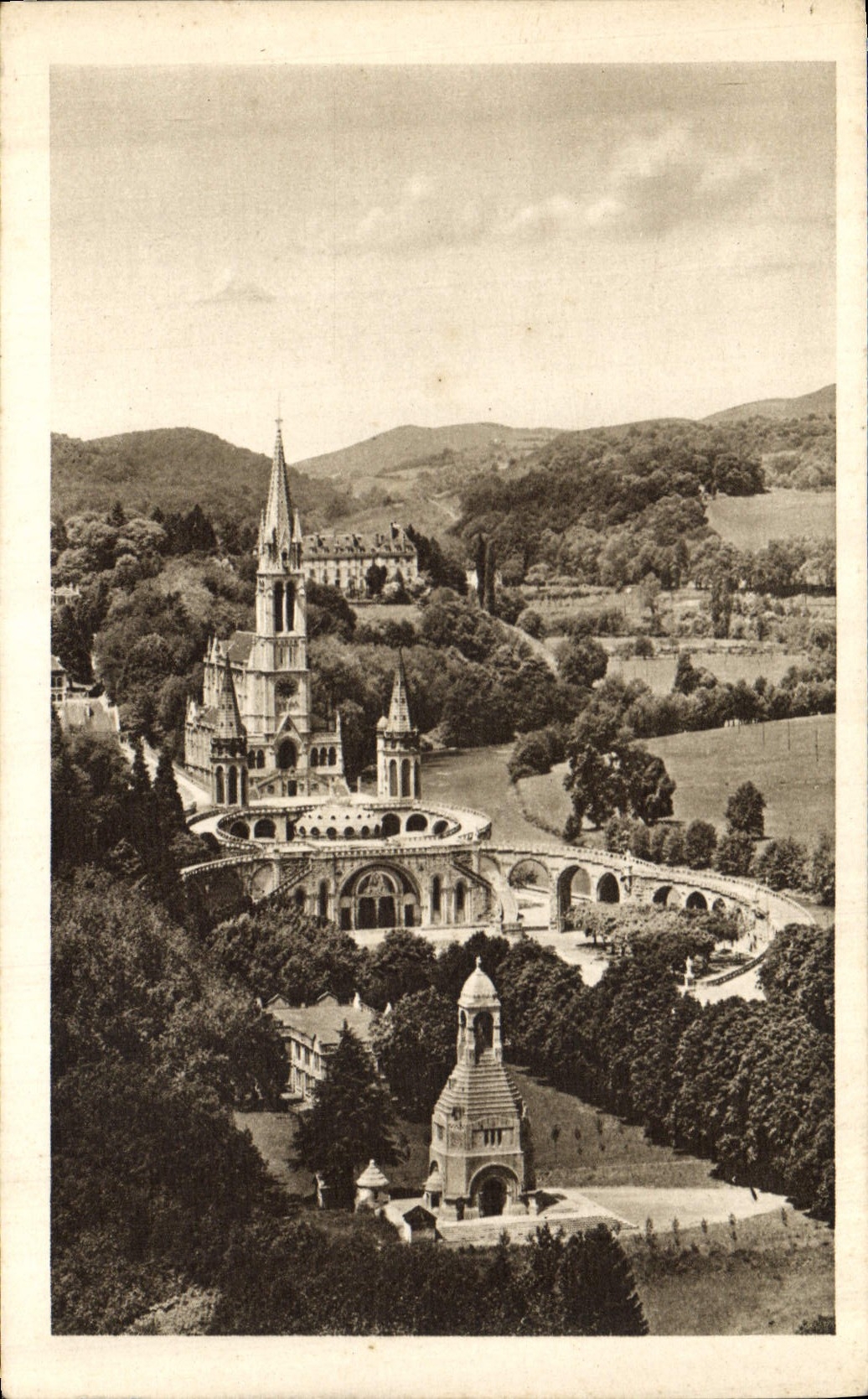 CPA Lourdes la Basilique et le Monument interallie 
