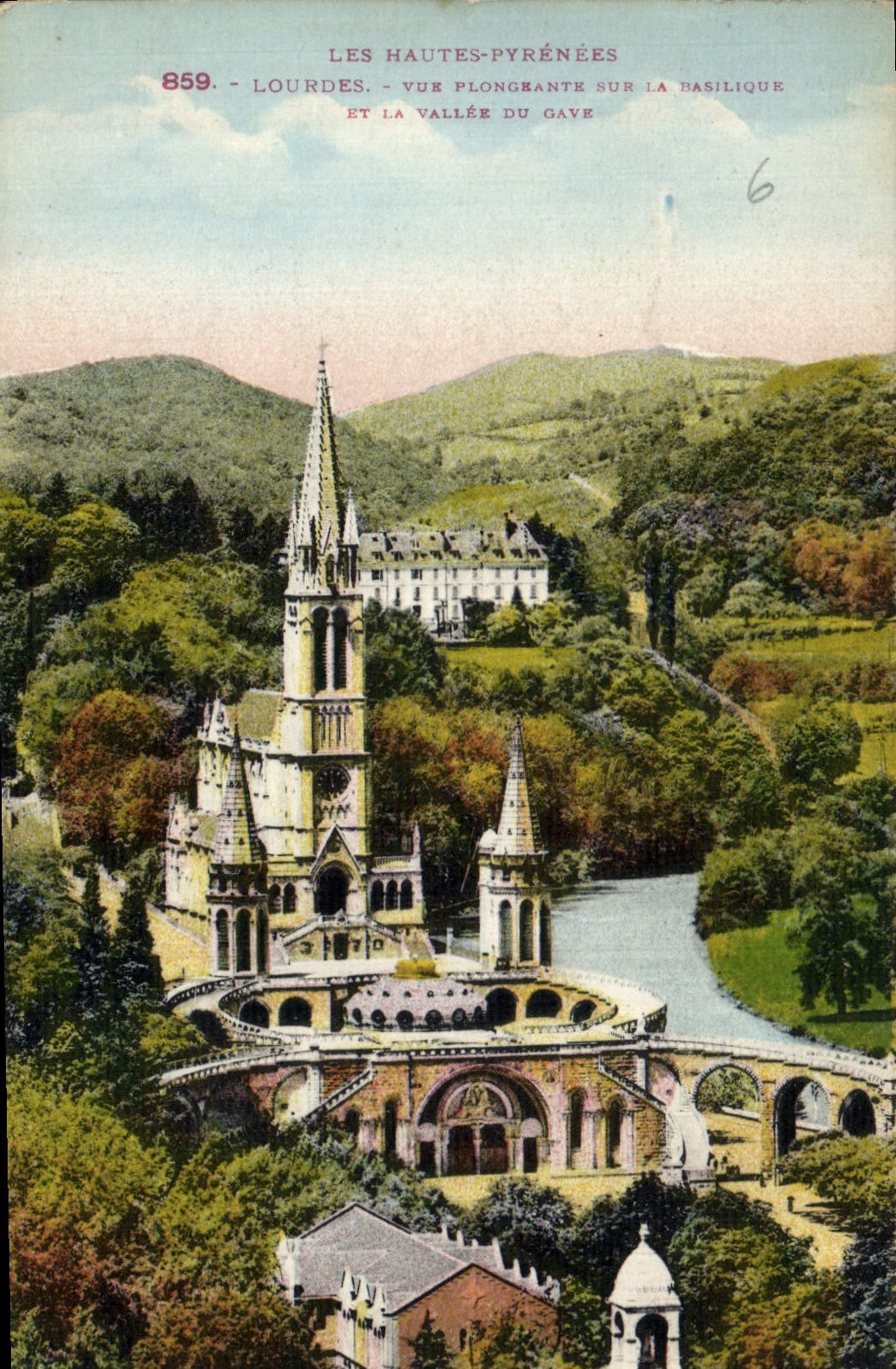 CPA Les Hautes Pyrenees Lourdes Vue plongeante sur la Basilique et la Vallee du Gave 