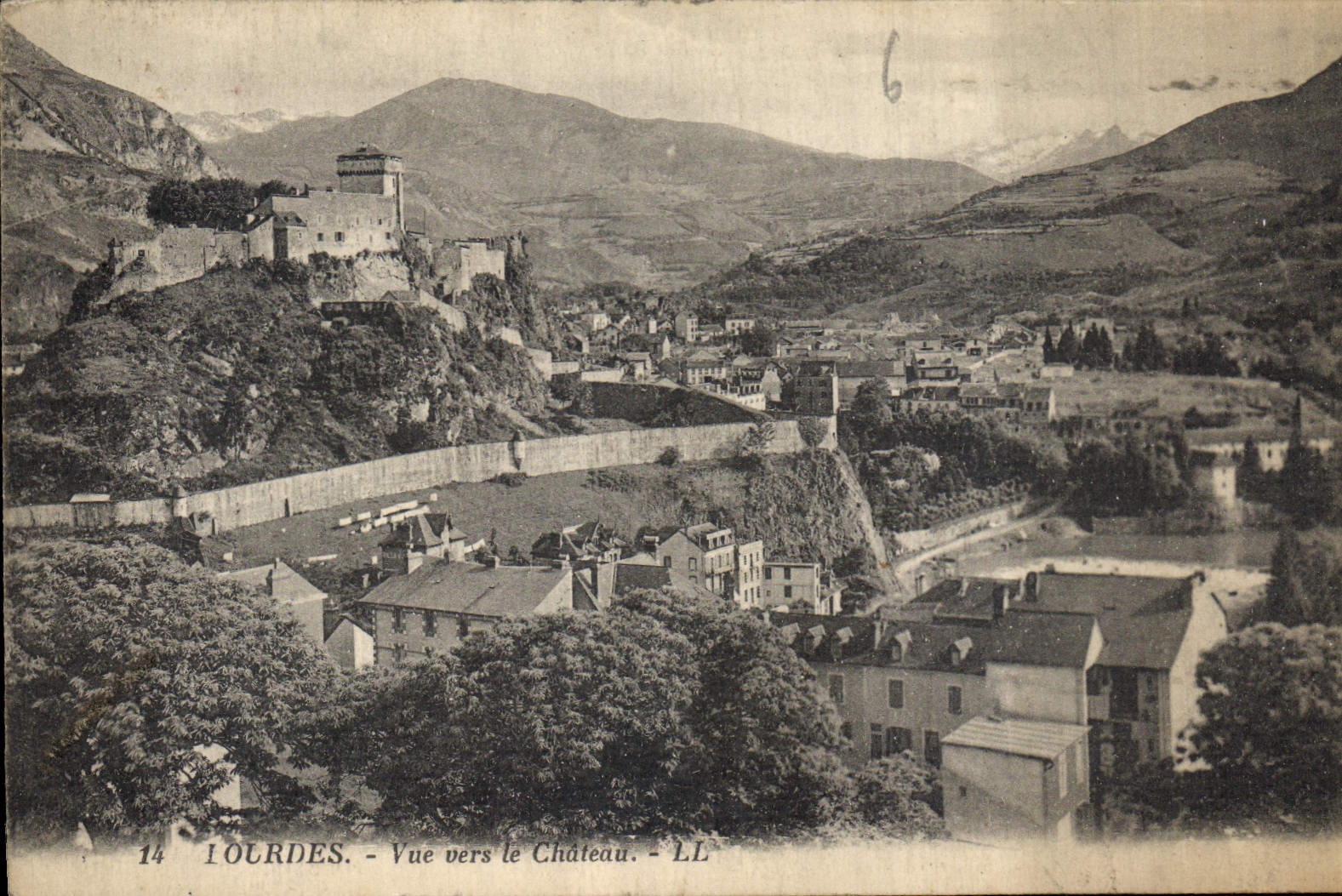 CPA Lourdes Vue vers le Chateau 