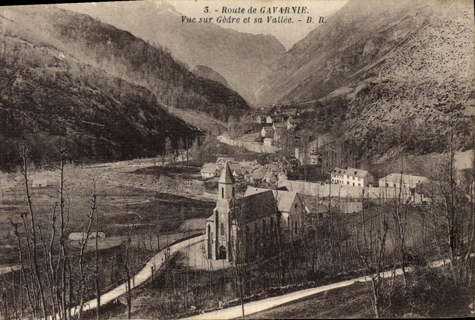 CPA Route de Gavarnie Vue sur Gedre et sa Vallee 