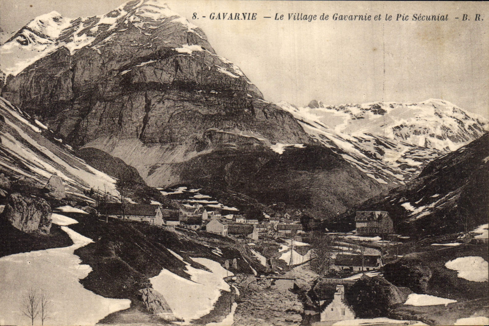 CPA Gavarnie Le Village de Gavarnie et le Pic Secuniat
