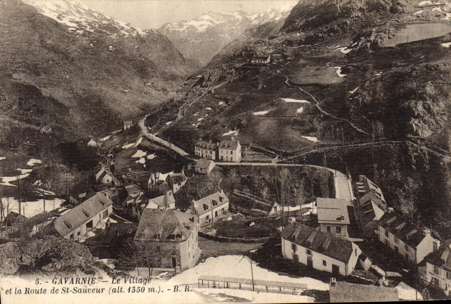 CPA Gavarnie Le Village et la Route de St Sauveur 