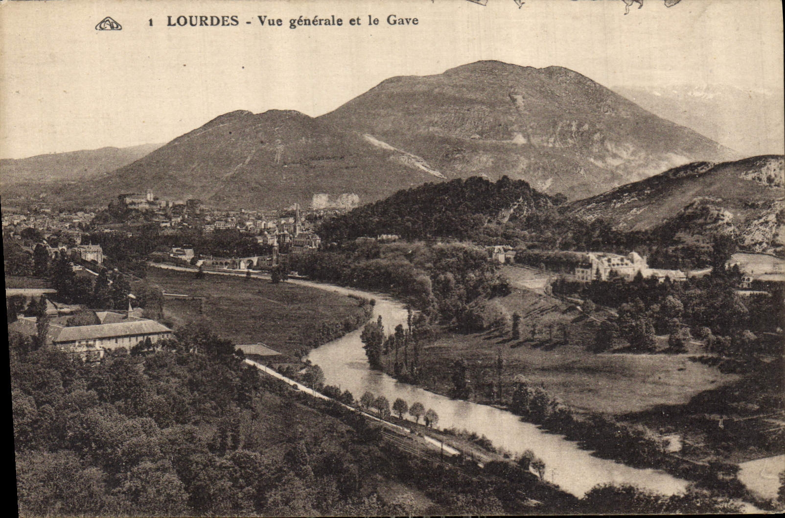 CPA Lourdes Vue generale et le Gave 