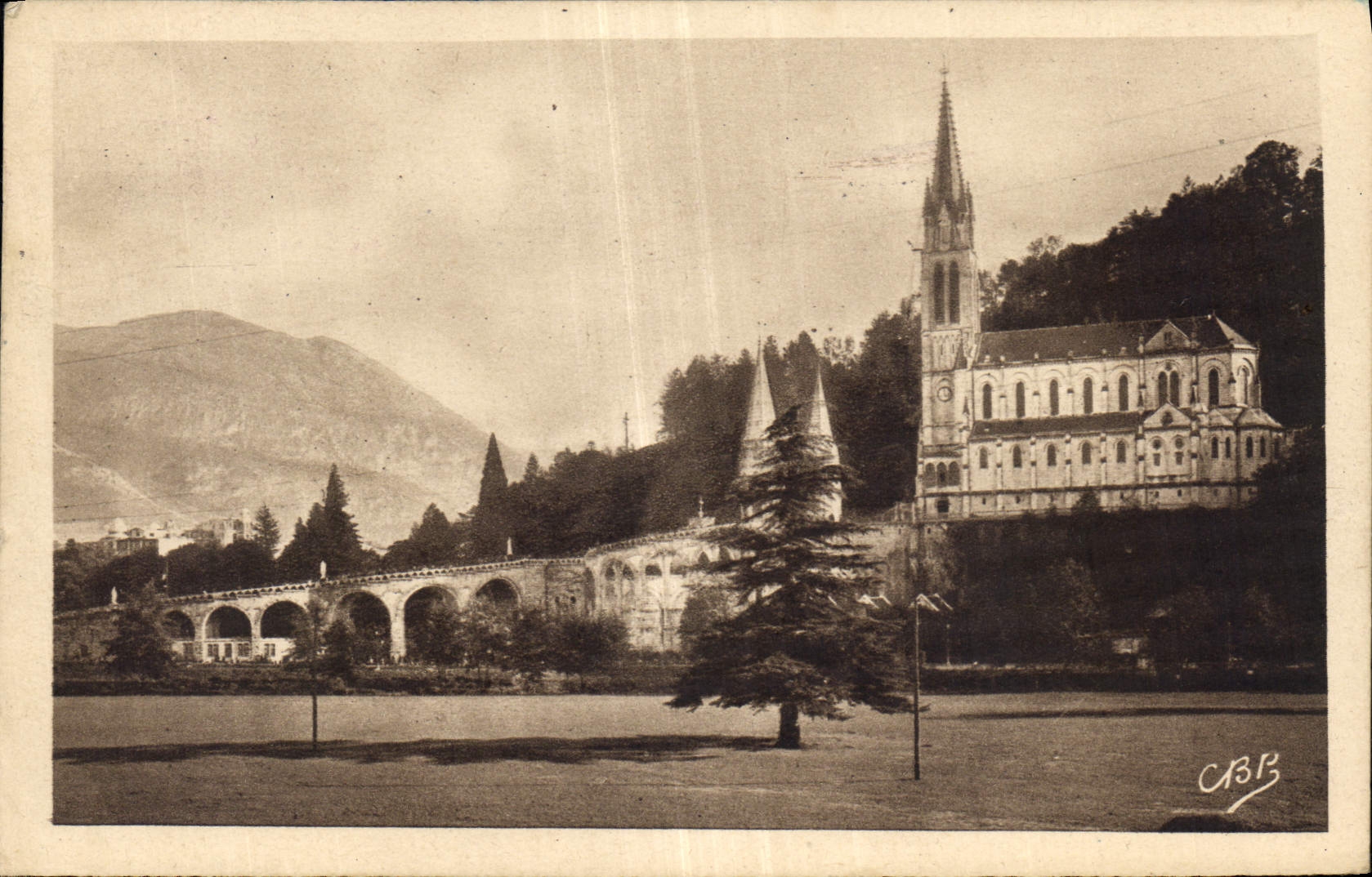 CPA Lourdes La Basilique et le Pic du Ger 