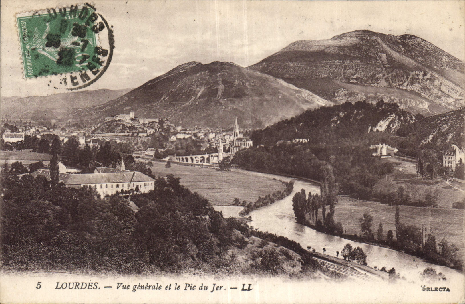 CPA Lourdes Vue generale et le Pic du Jer 