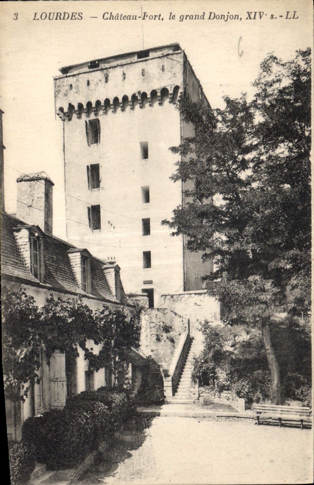 CPA Lourdes Chateau Fort le grand Donjon 