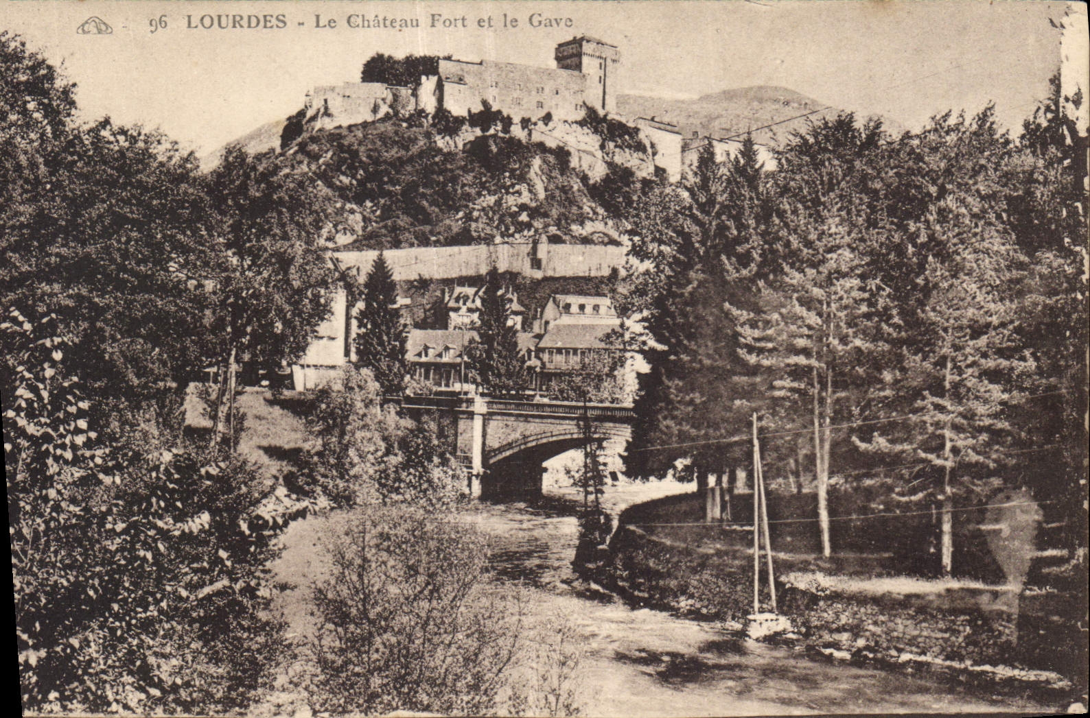 CPA Lourdes Le Chateau Fort et le Gave 