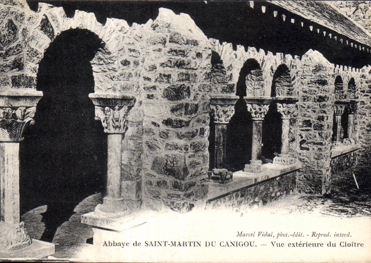 CPA Abbaye de Saint Martin du Canigou Vue exterieure du Cloitre 