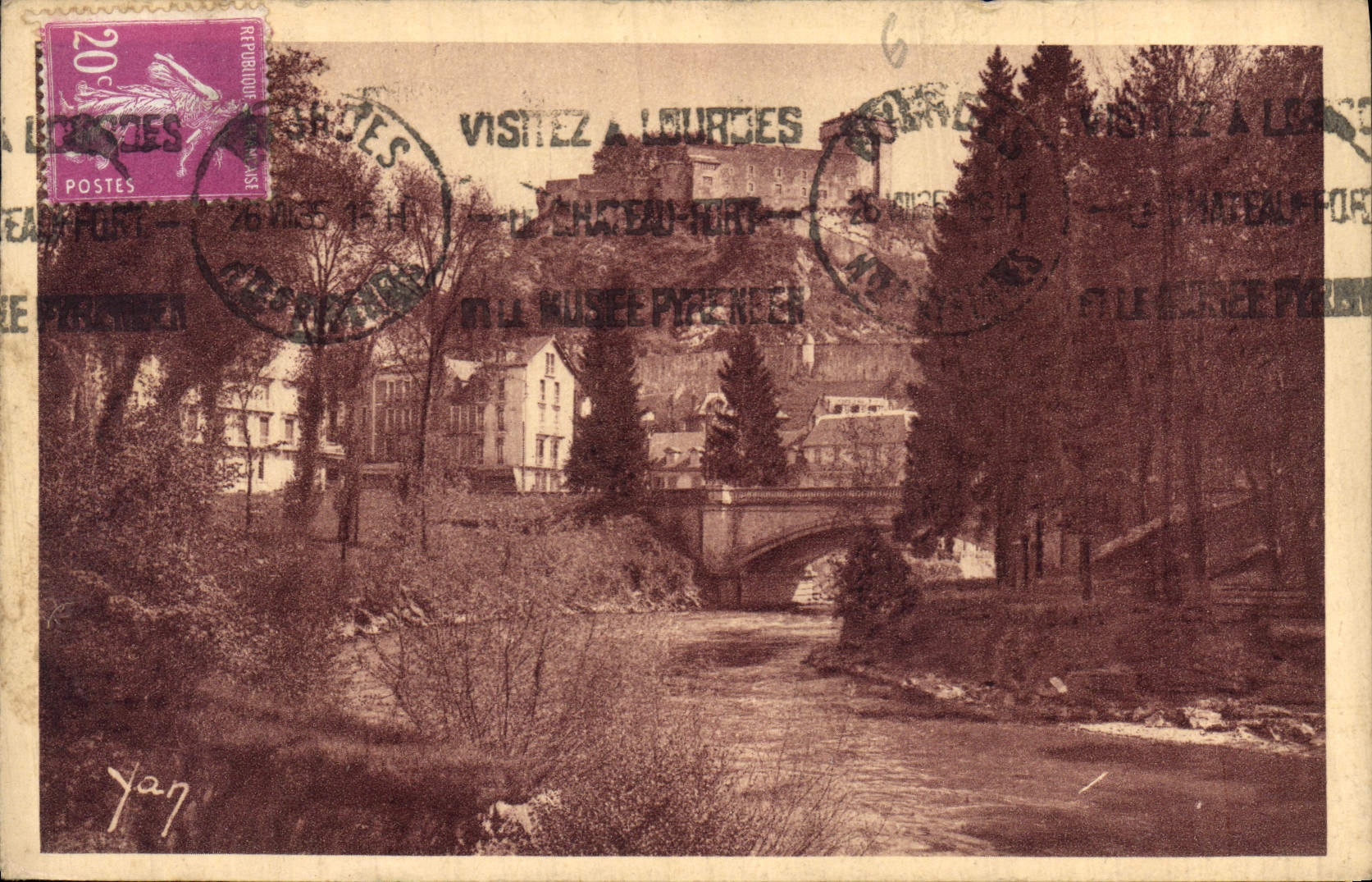 CPA Lourdes Le Chateau Fort et le Gave 