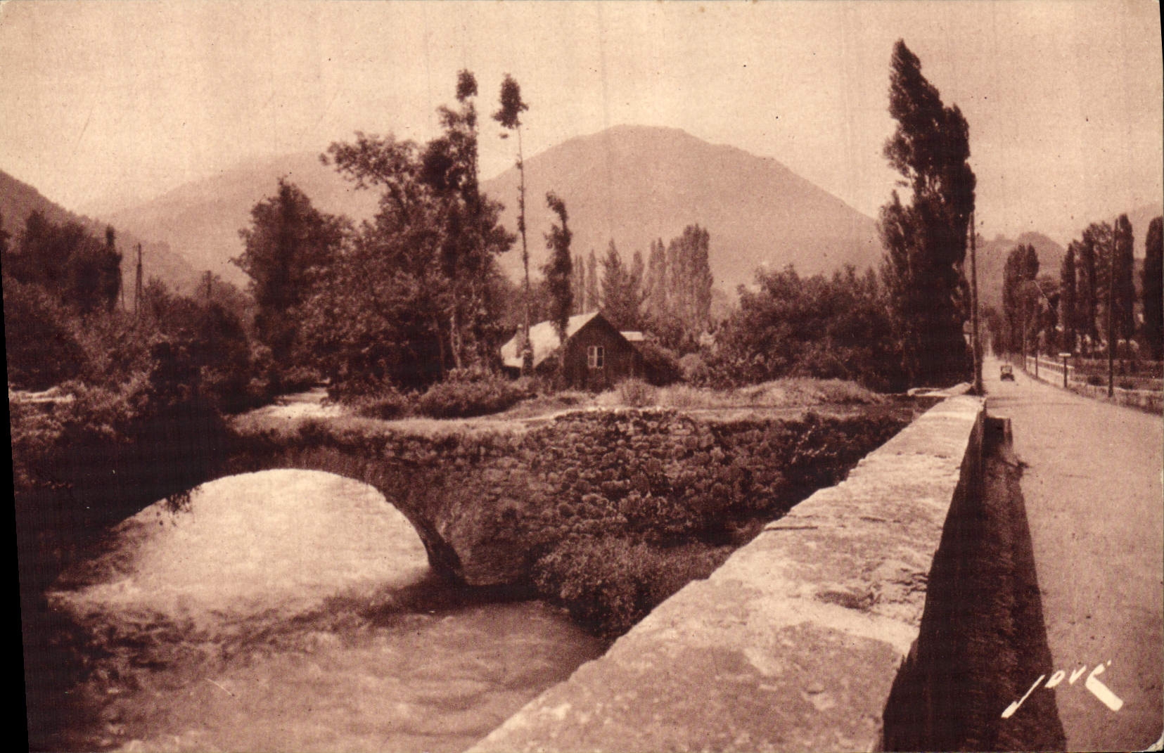 CPA Argeles Gazost Route de Lourdes a Gavarnie 