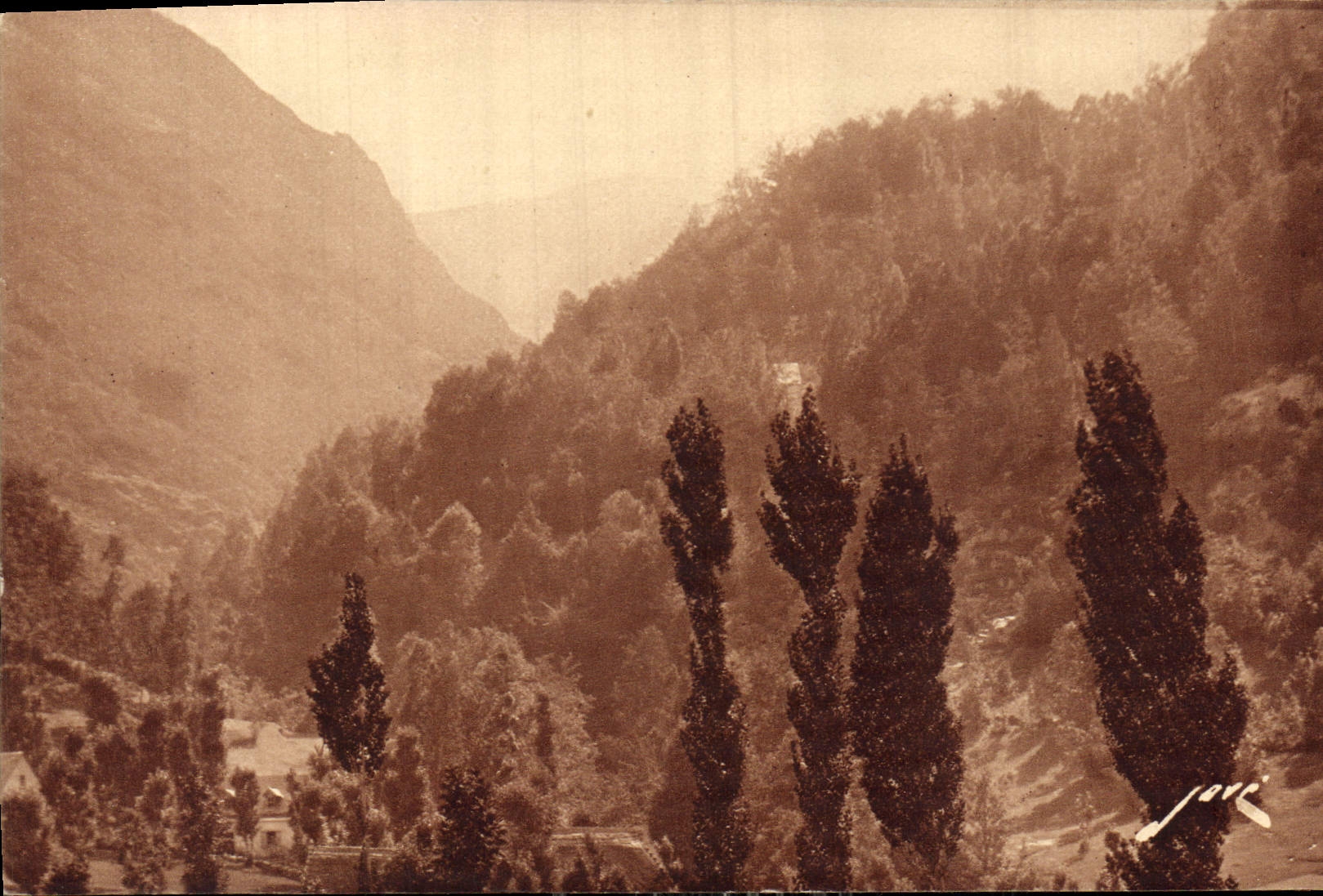 CPA Les Pyrenees Cedre Route de Gavarnie Au fond la Breche de Rolland 