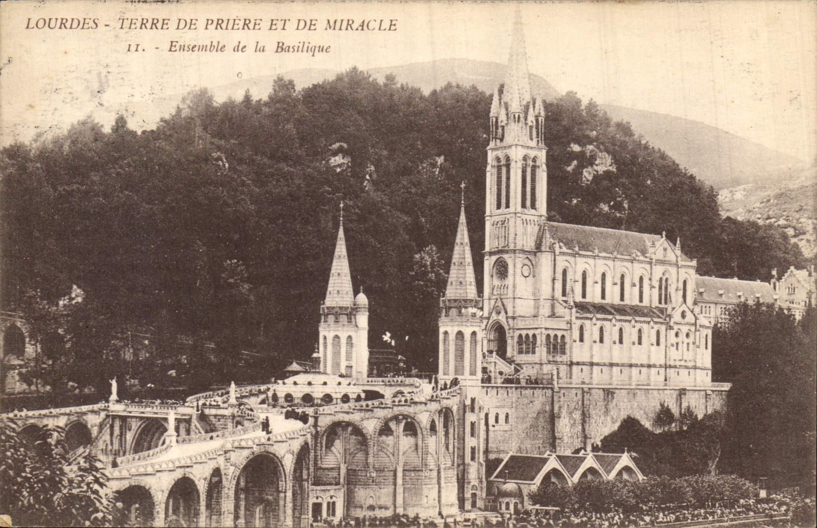 CPA Lourdes Terre de Piere et de Miracle Ensemble de la Basilique 