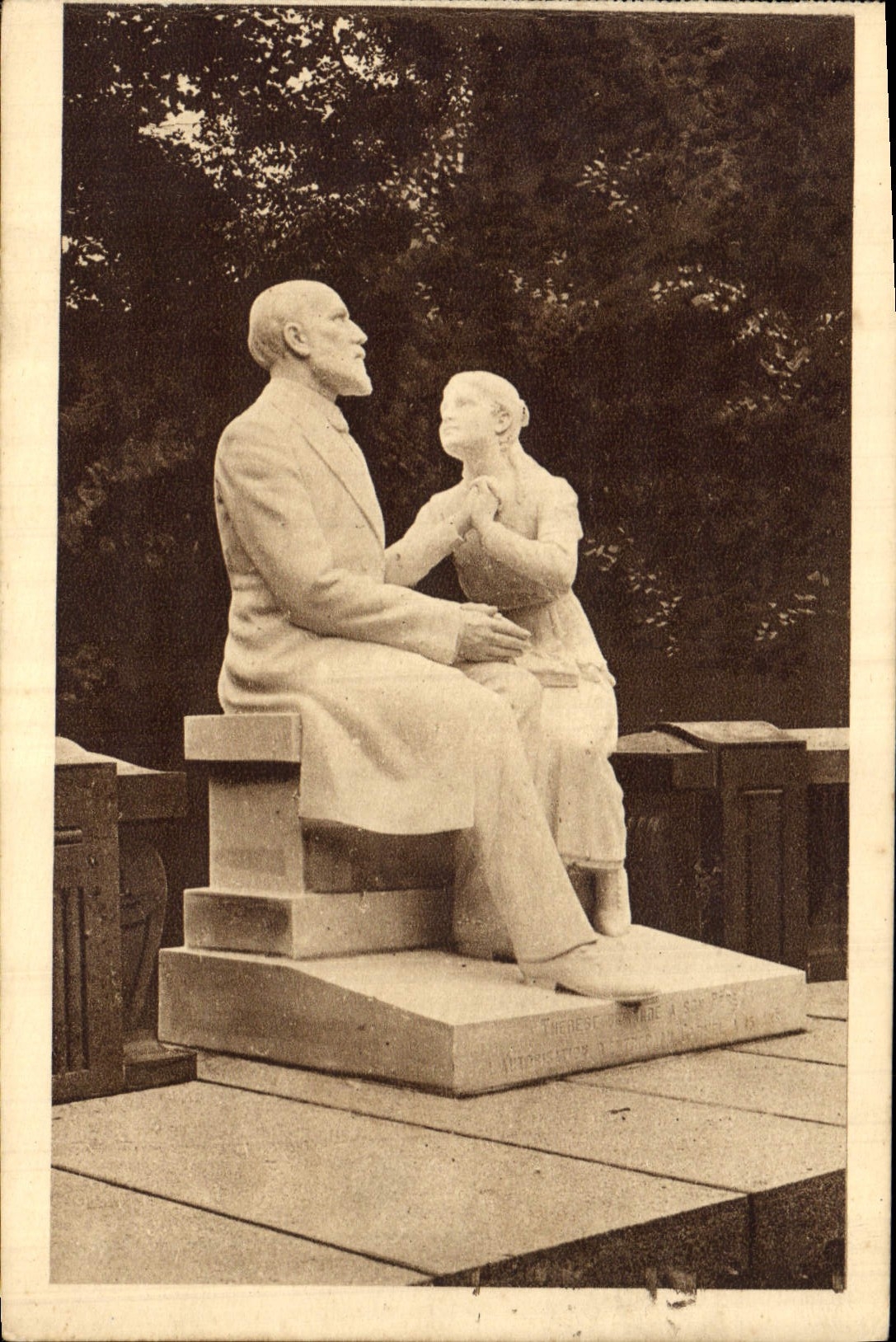 CPA Le Groupe en marbre blanc des Buissonnets Sainte Therese de l'Enfant Jesus 