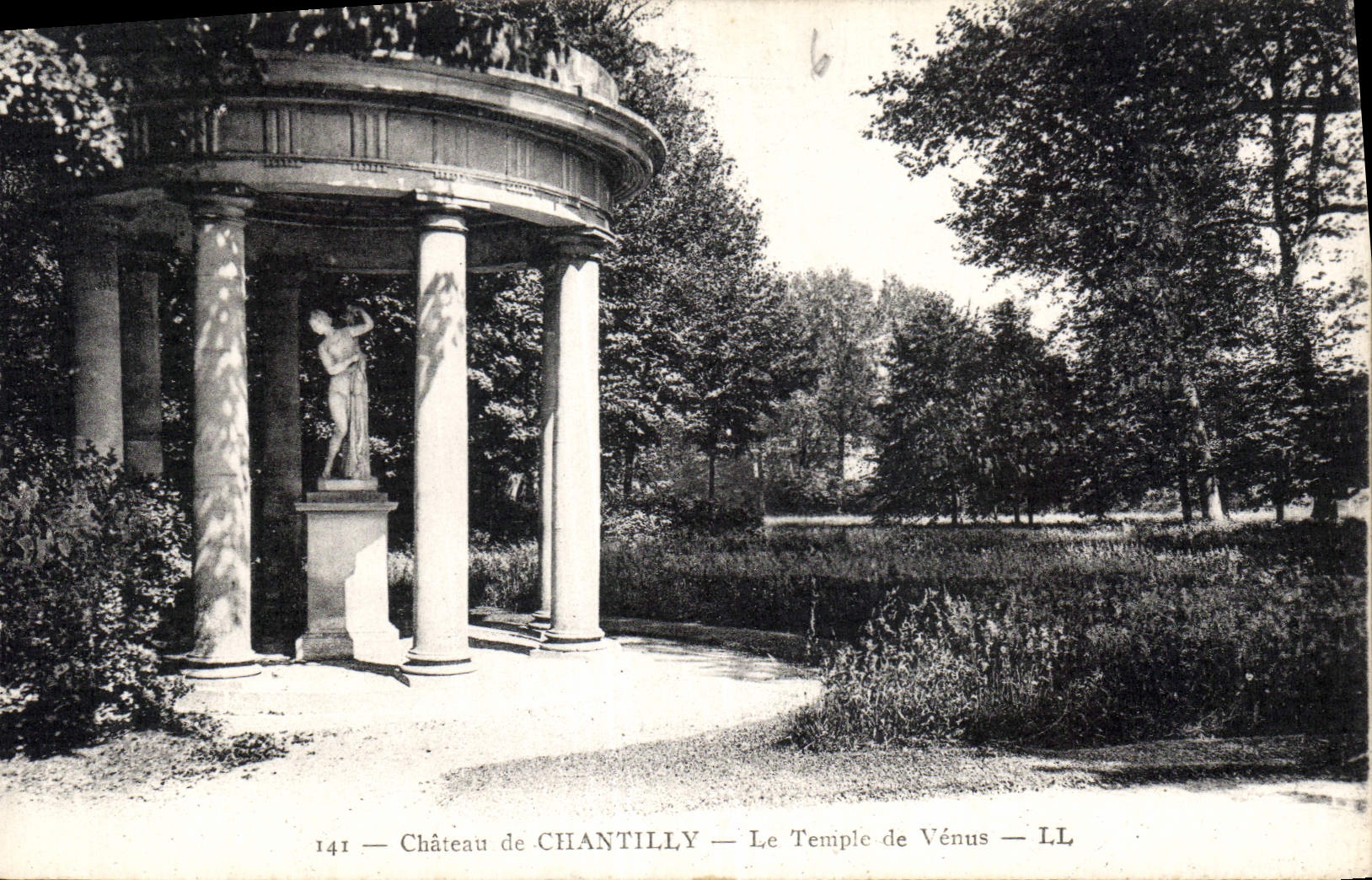 CPA Chateau de Chantilly Le Temple de Venus