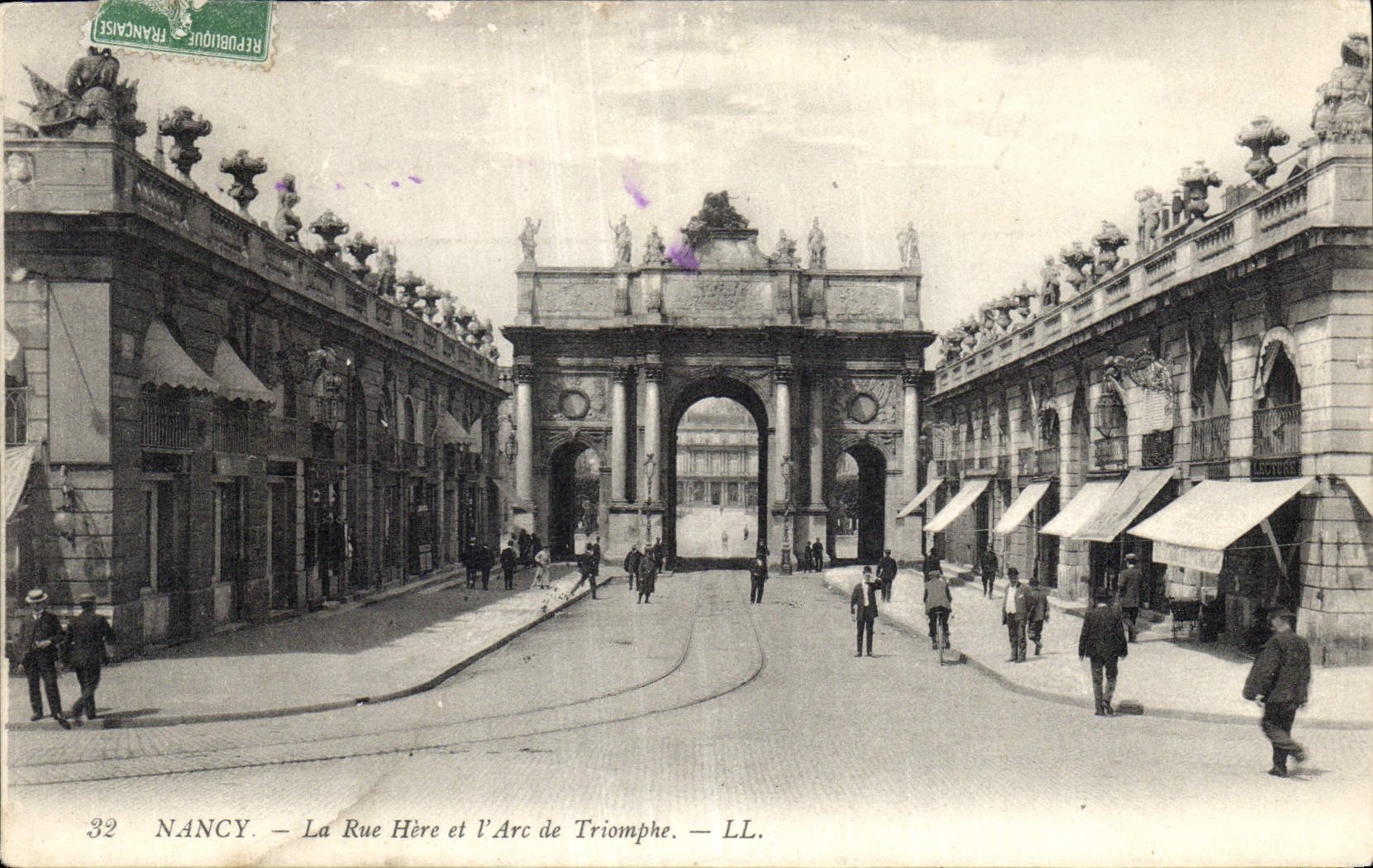 CPA Nancy La Rue Here et l'Arc de Triomphe 
