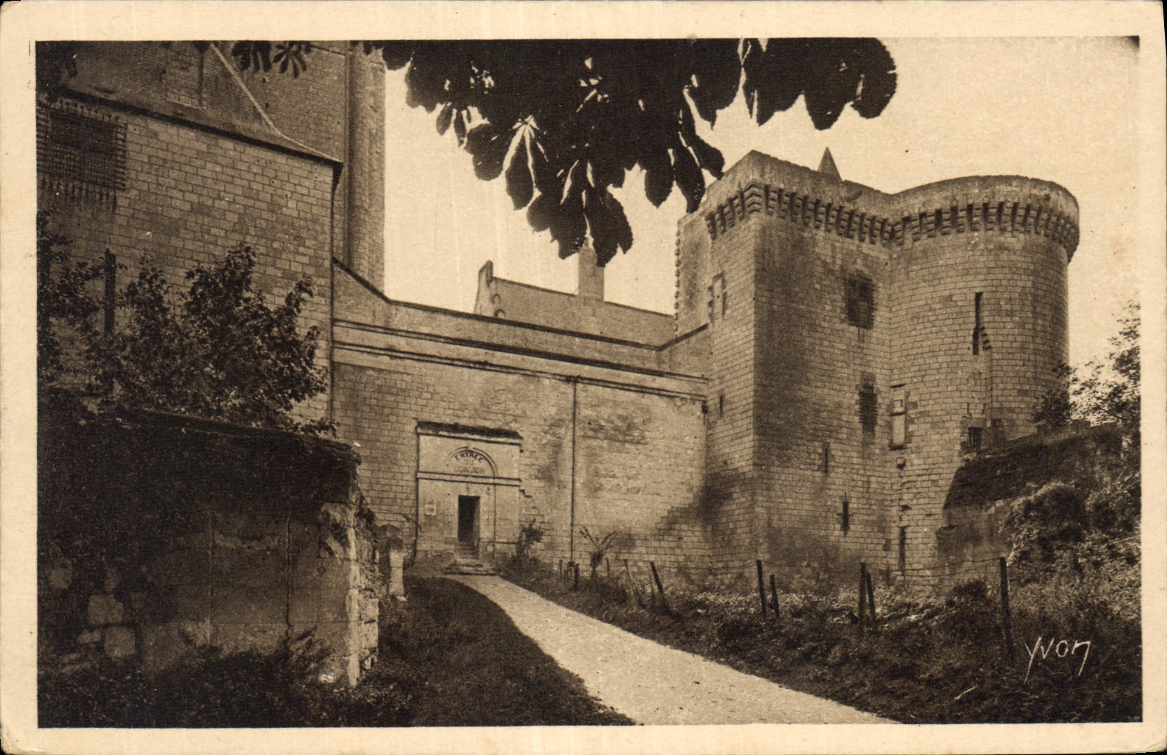 CPA Le Donjon et la Tour Louis 