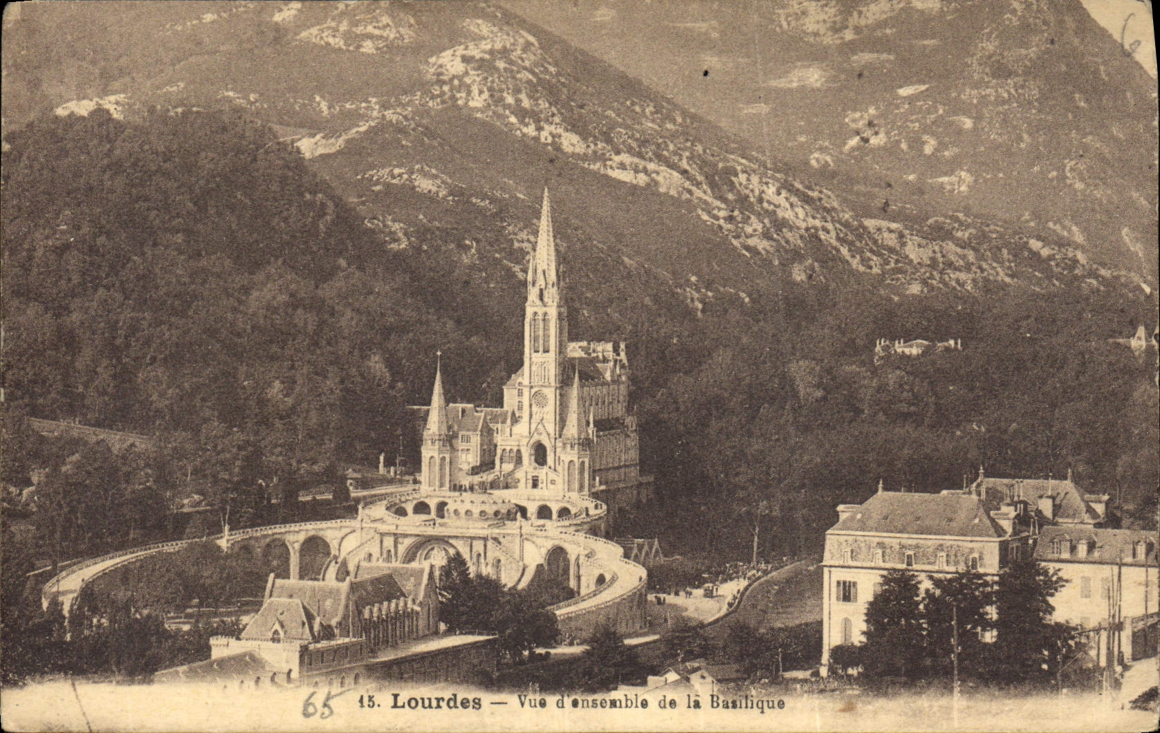 CPA Lourdes Vue d ensomble de la Basilique 
