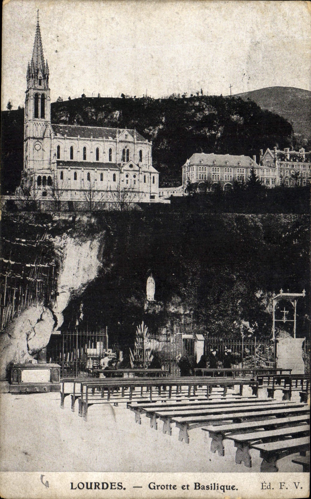 CPA Lourdes Grotte et Basilique 