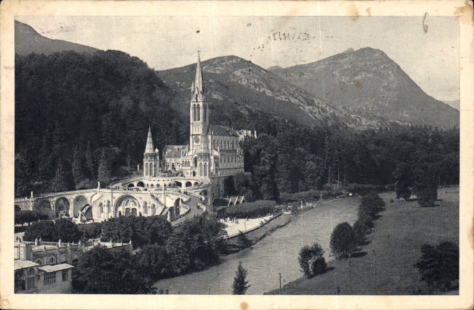 CPA Lourdes La Basilique et le Gave 