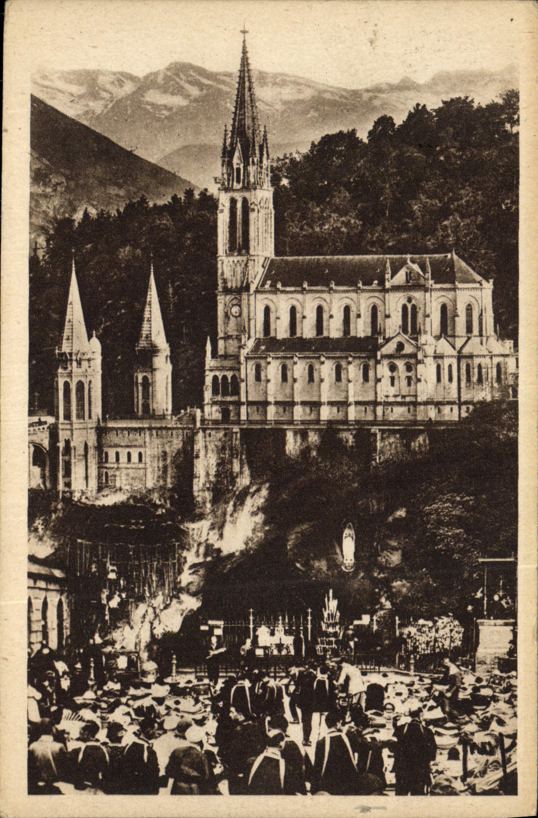 CPA Lourdes La Basilique eyt la Grotte 