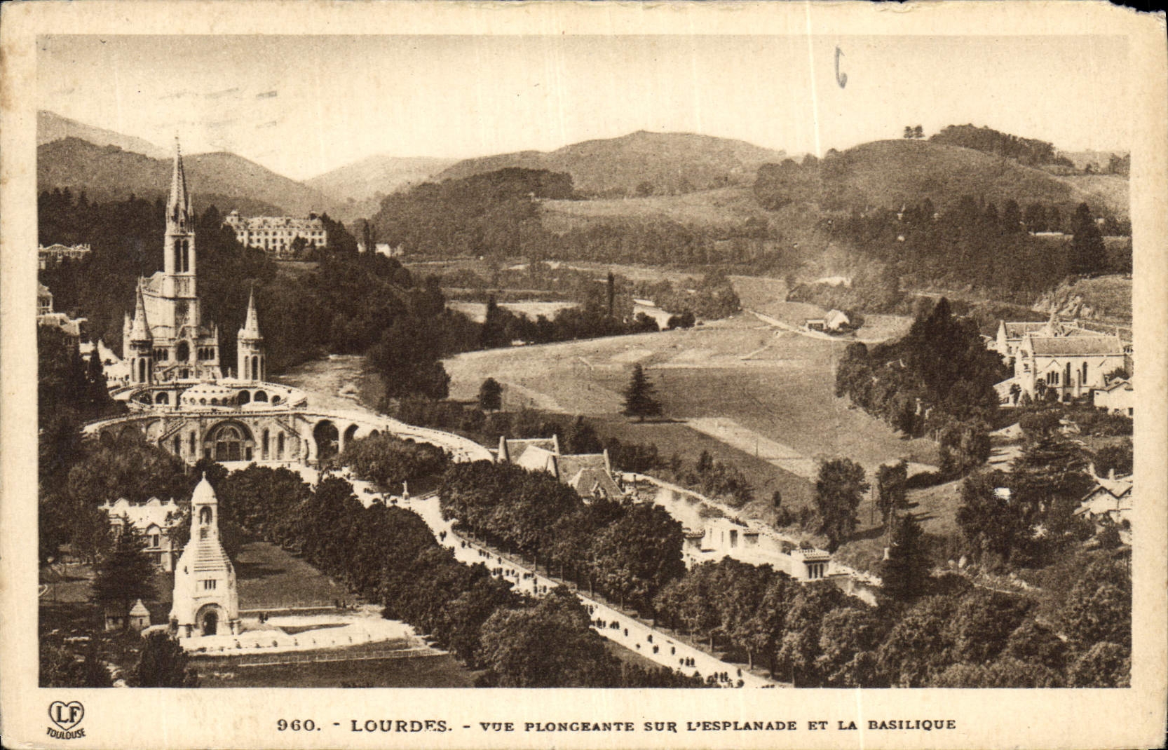 CPA Lourdes Vue plongeante sur L'Esplanade et la Basilique 