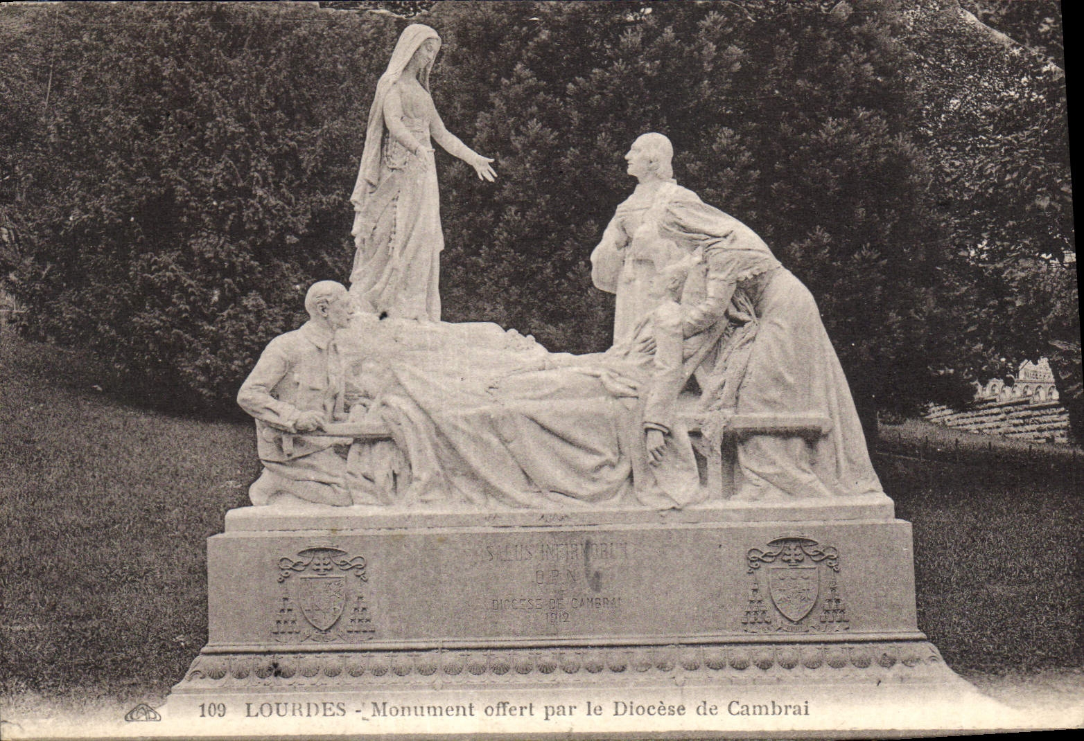 CPA Lourdes Monumnet offert par le Diocese de Cambrial 