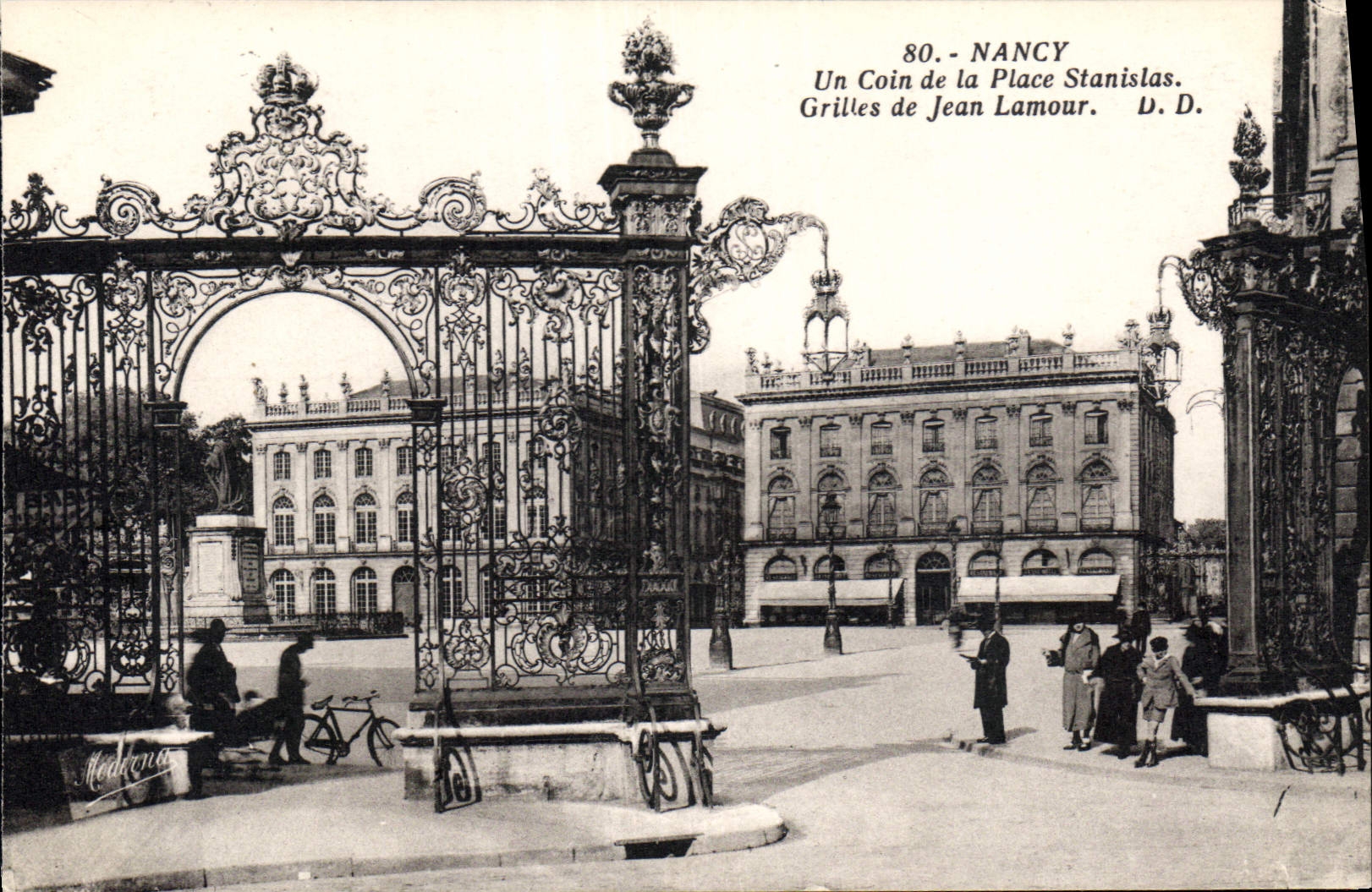 CPA Nancy un Coin de la Place Stanislas Grilles de Jean Lamour