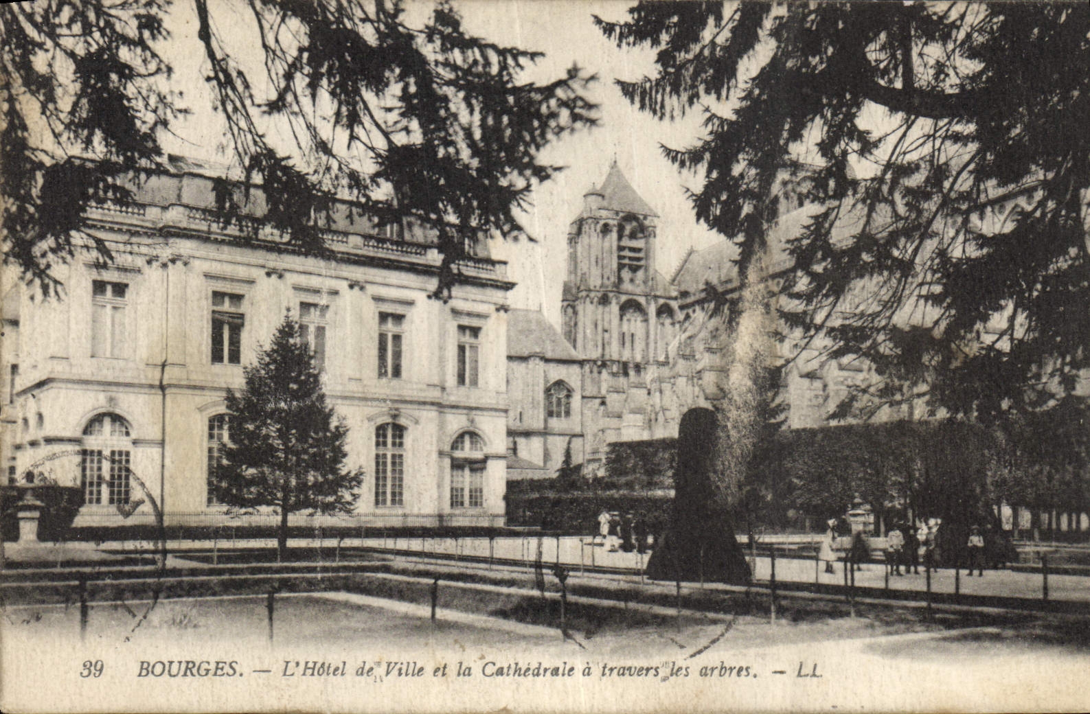 CPA Bourges L'Hotelde Ville et la Cathedrale a travers les arbres 