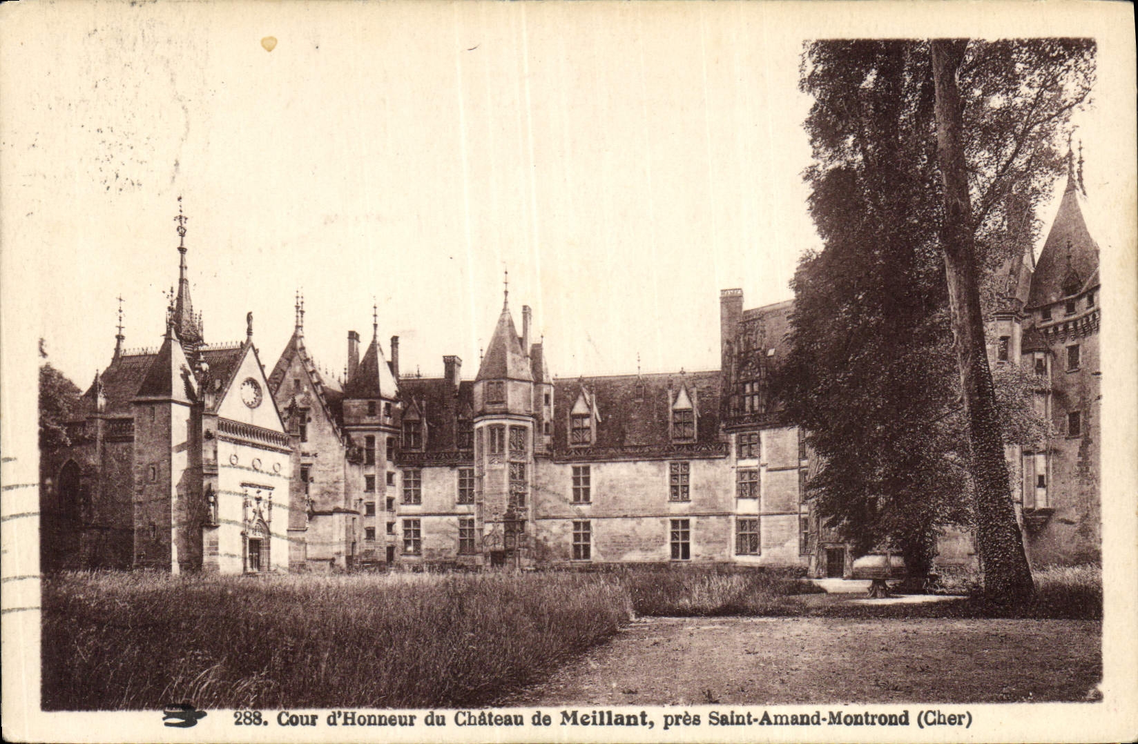 CPA Cour d'Honneur du Chateau de Meillant pres Saint Amand Montrond 