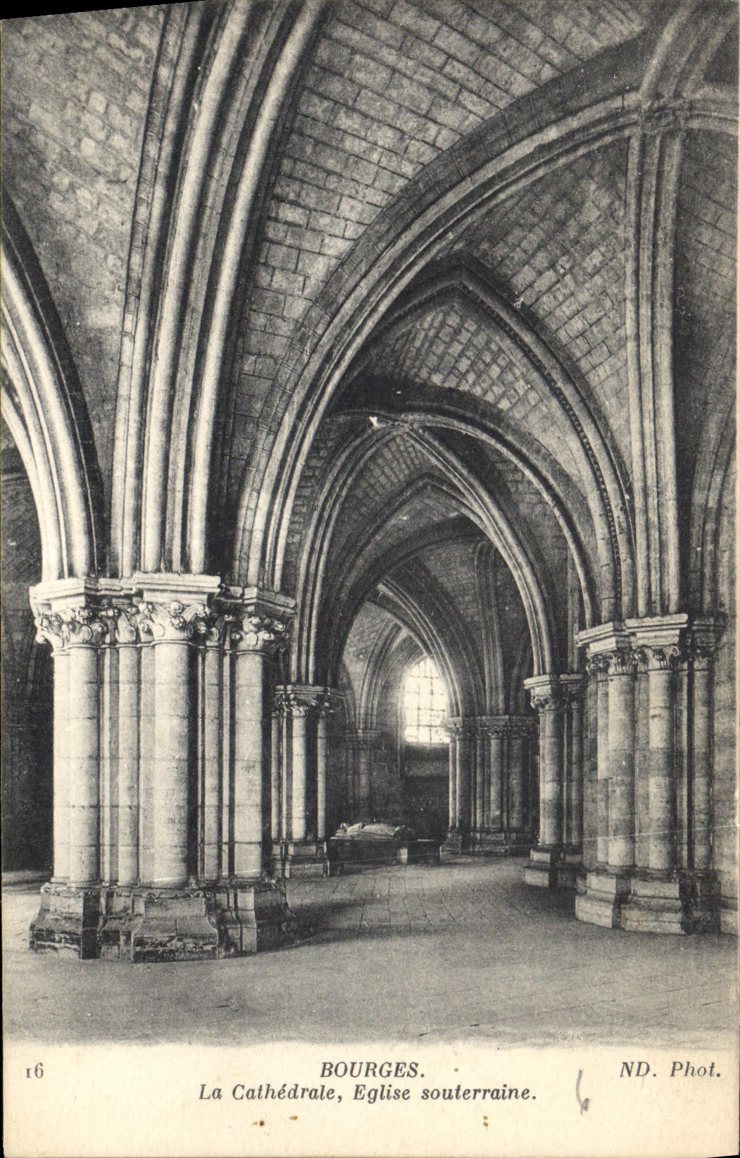 CPA Bourges La Cathedrale Eglise souterraine