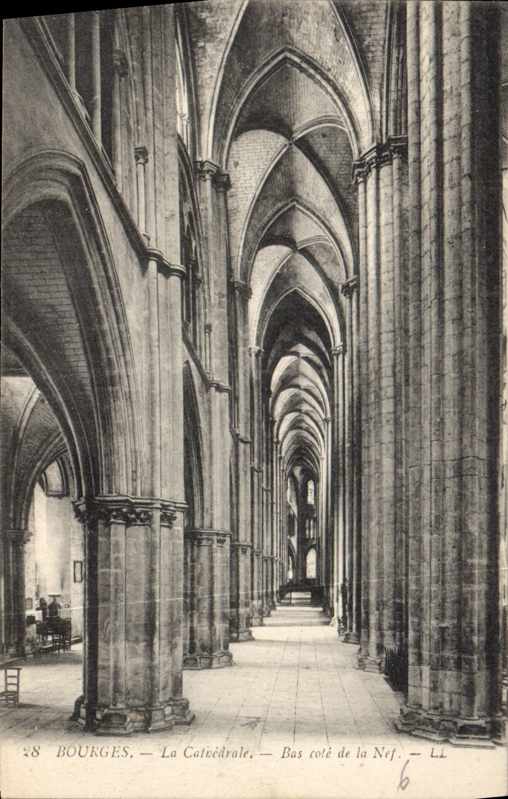 CPA Bourges La Cathedrale Bas cote de la Nef