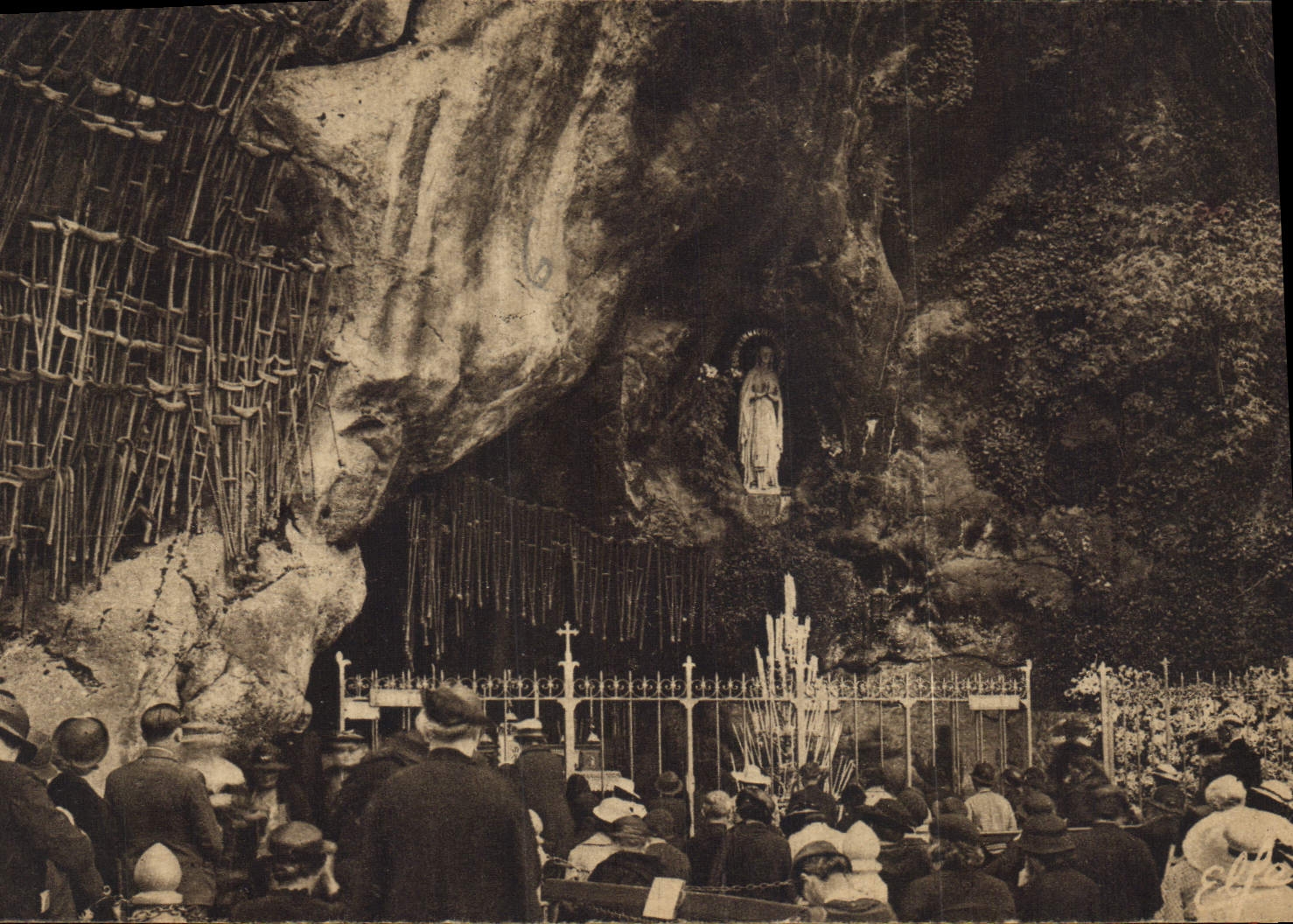 CPA Lourdes La Grotte Miraculeuse 