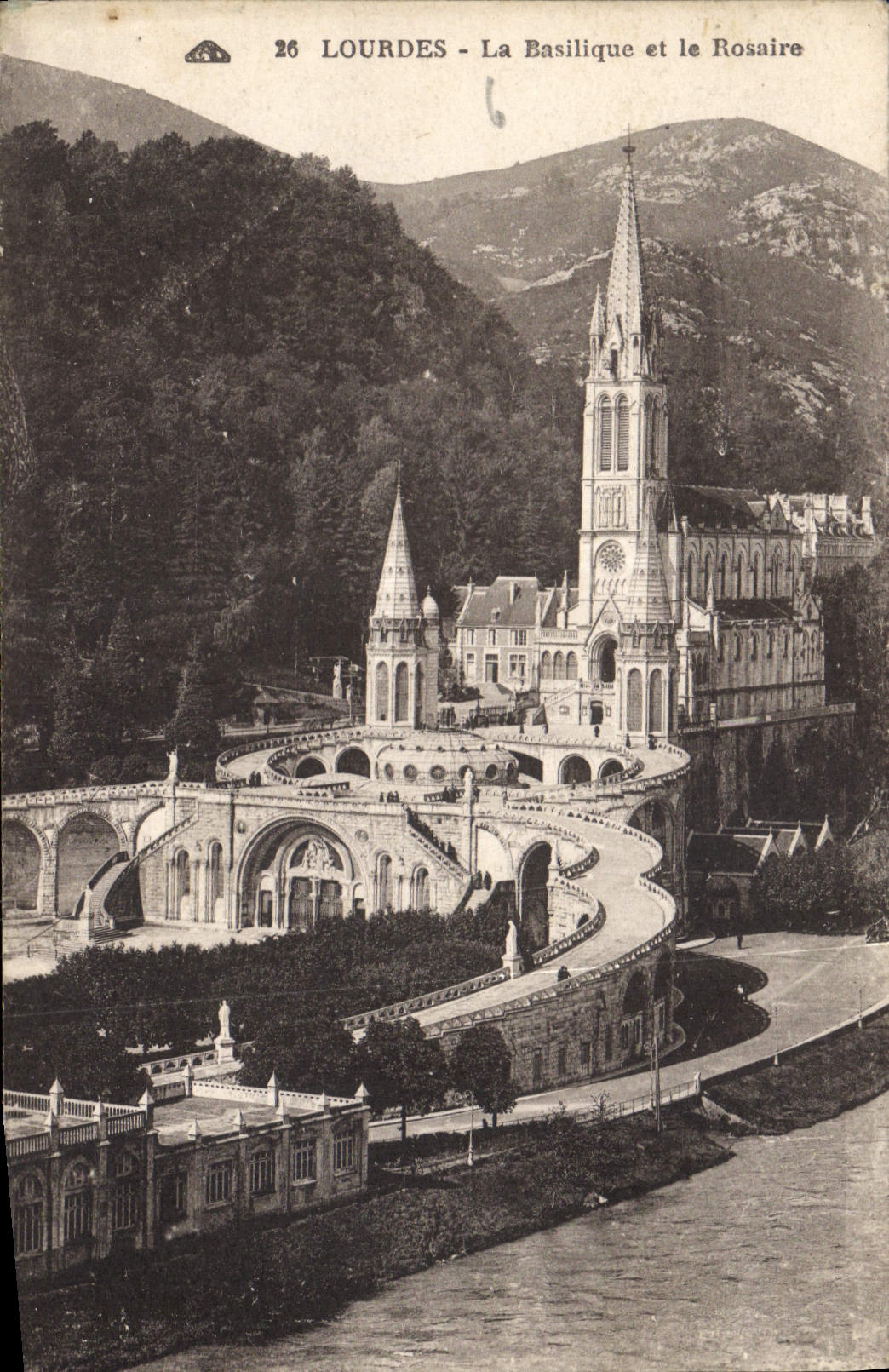 CPA Lourdes La Basilique et le Rosaire 