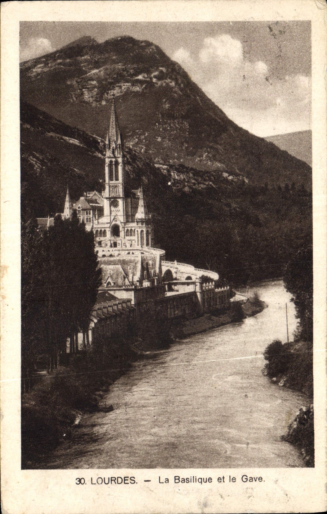 CPA Lourdes La Basilique et le Gave 