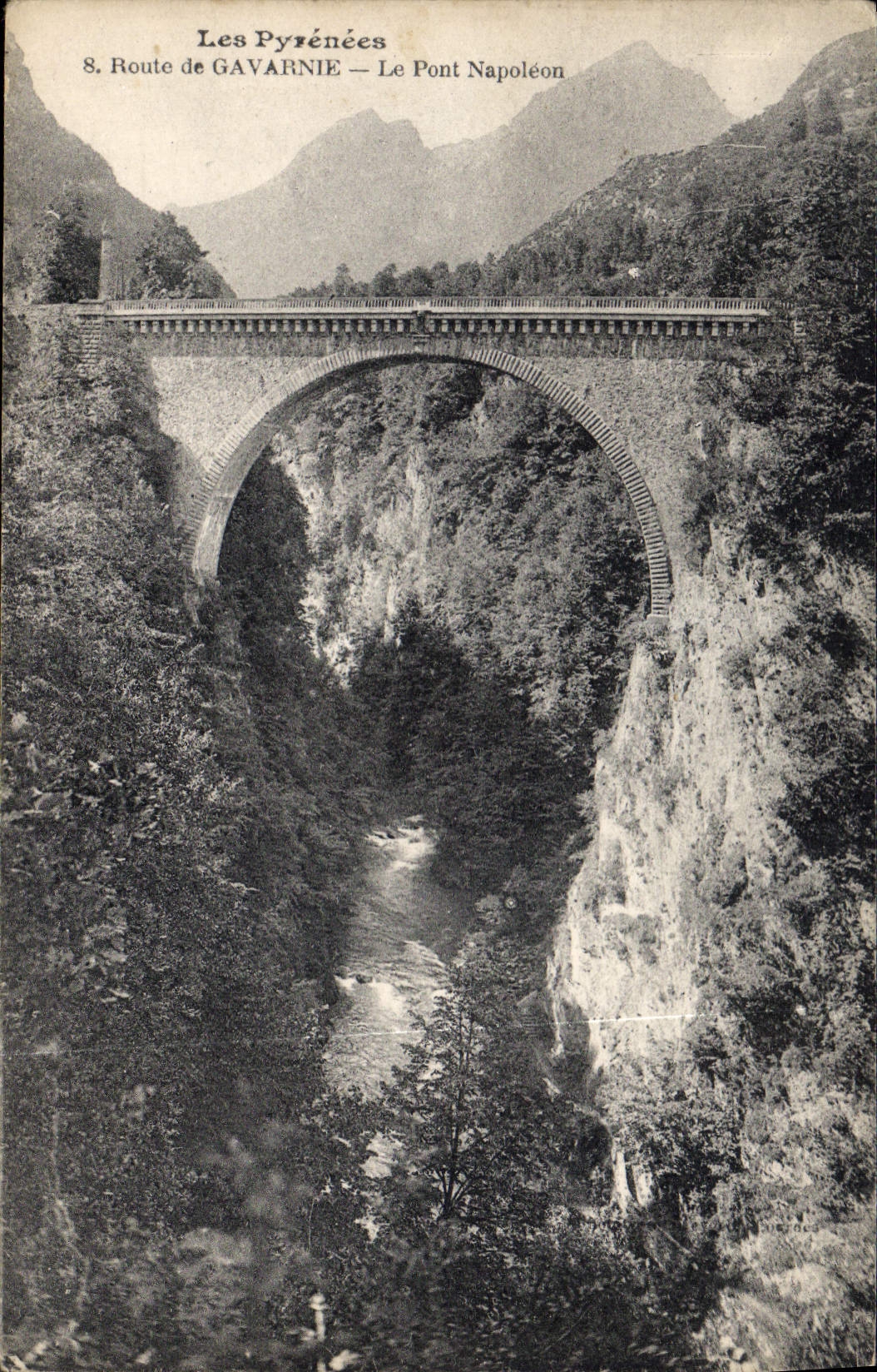 CPA Les Pyrenees Route de Gavarnie 