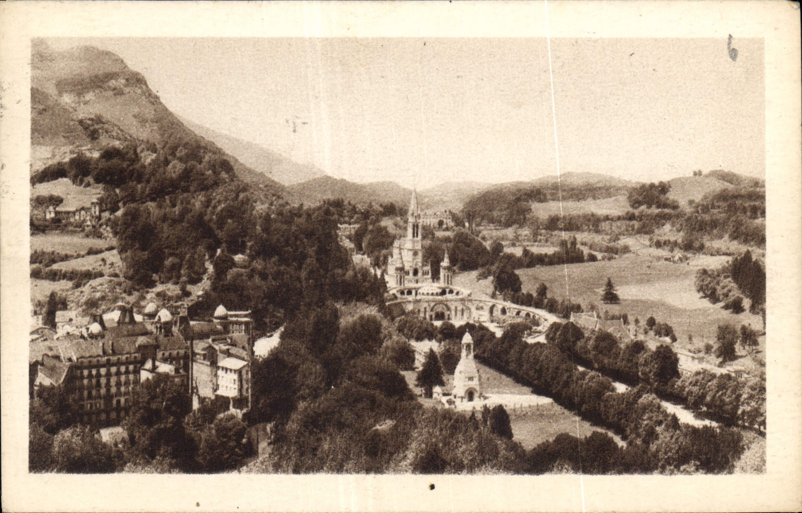 CPA Lourdes Vue d’ensemble sud la Basilique et le calvaire prise du Chateau Fort