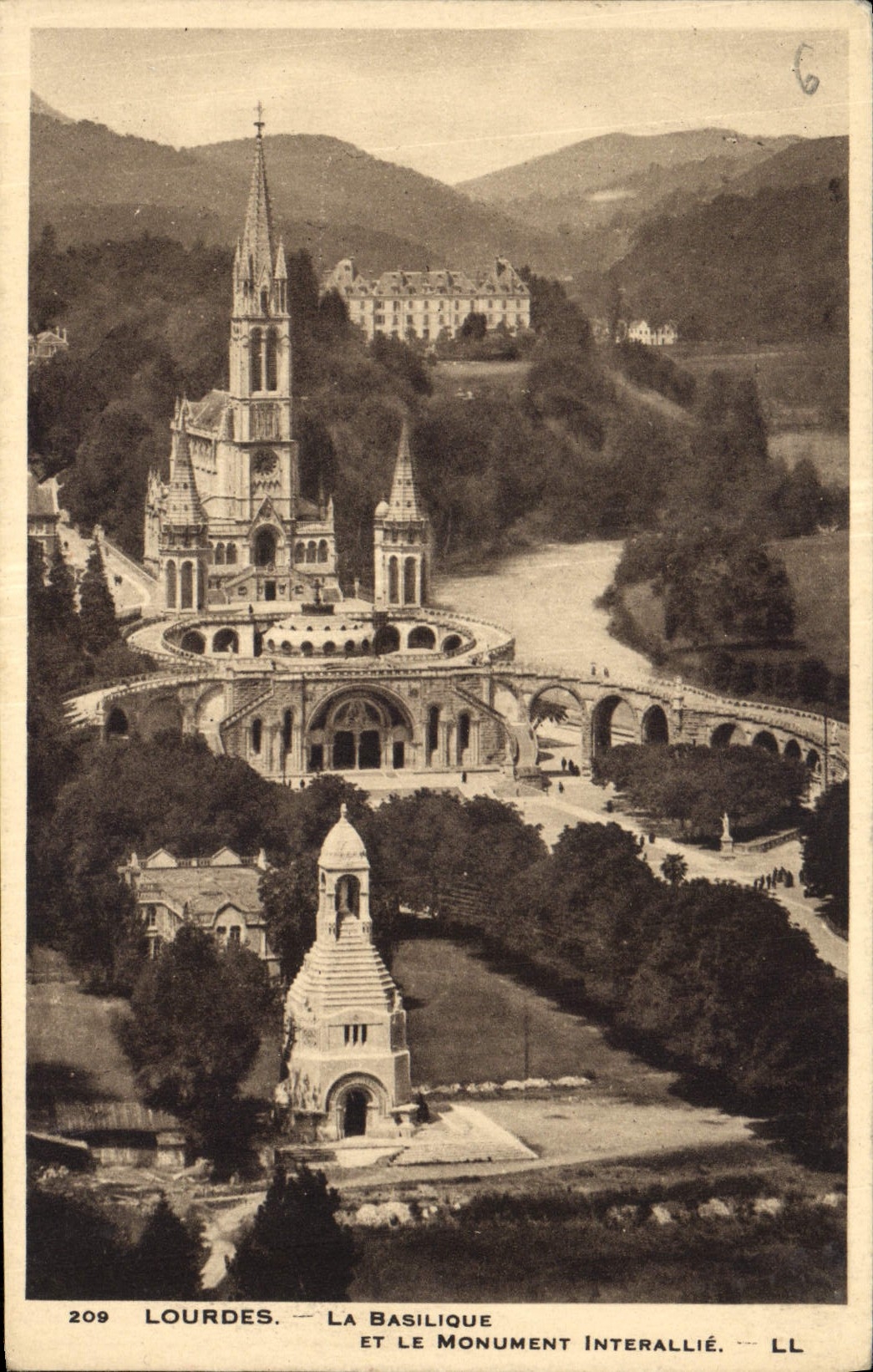 CPA Lourdes La Basilique et le Monument Interallie 