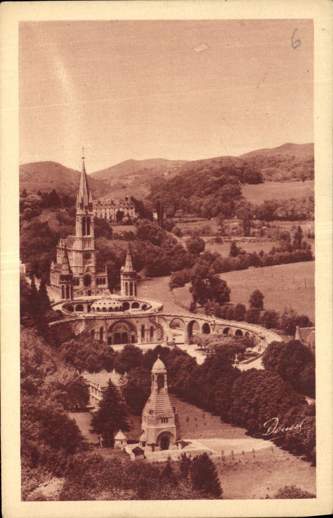 CPA Lourdes La Basilique et le monument Interallie