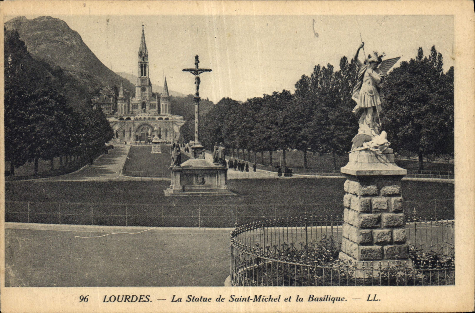 CPA Lourdes La Statue de Saint Michel et la Basilique 