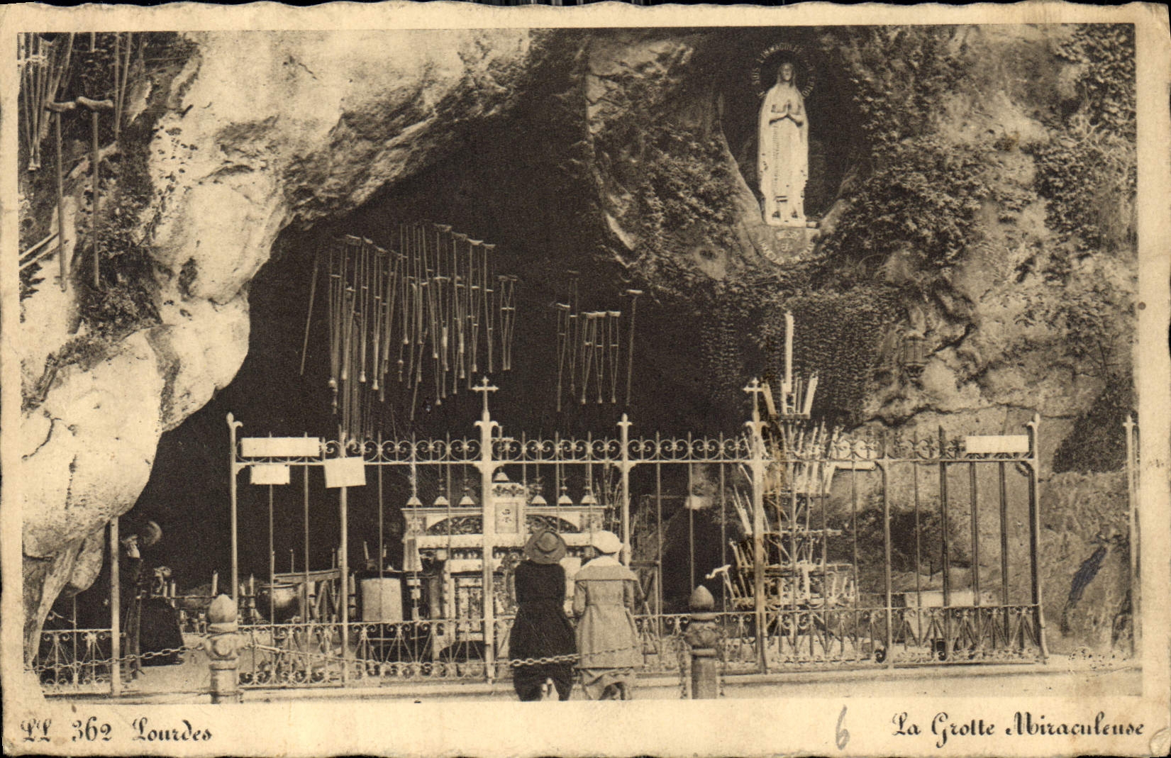 CPA Lourdes La Grotte Miraculeuse 