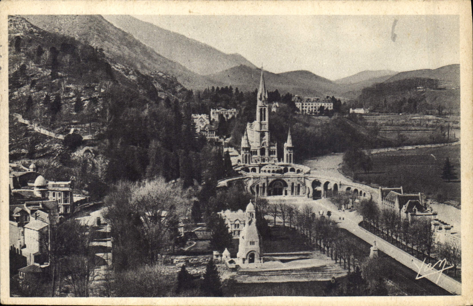 CPA Lourdes La Basilique vue du Chateau fort 