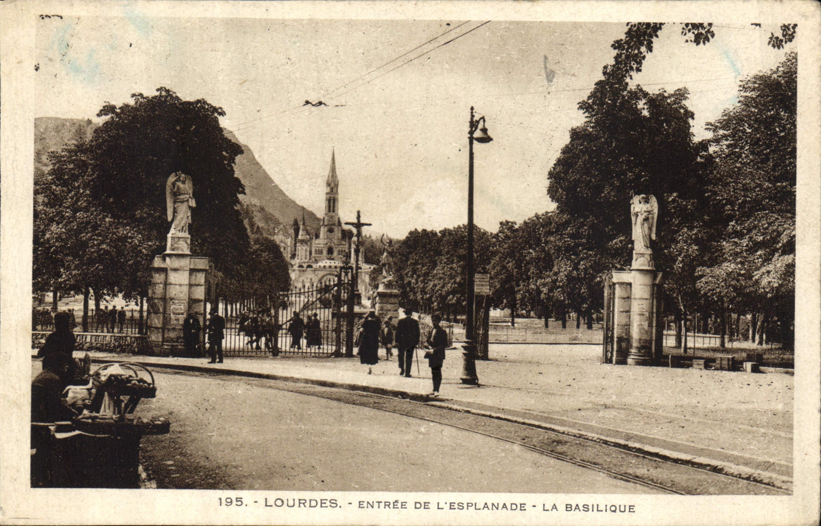 CPA Lourdes Entree de L'Esplanade La Basilique 
