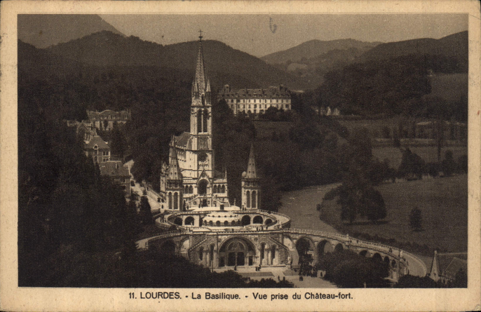 CPA Lourdes La Basilique Vue prise du Chateau fort 