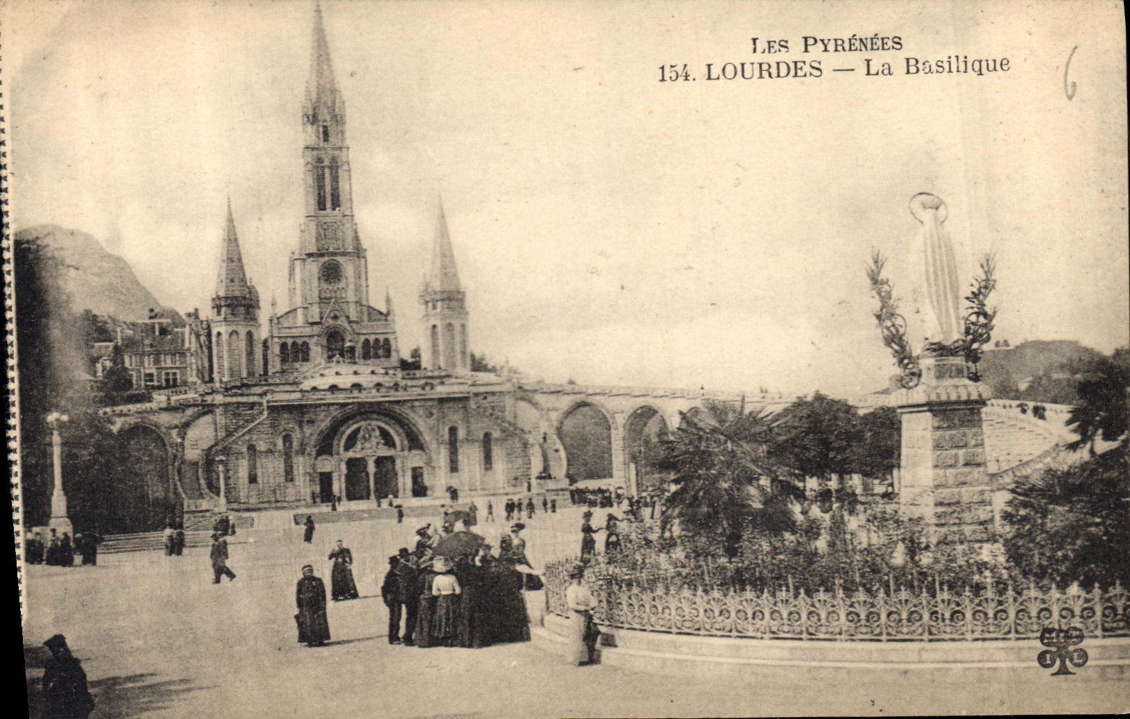 CPA Les Pyrenees Lourdes La Basilique 