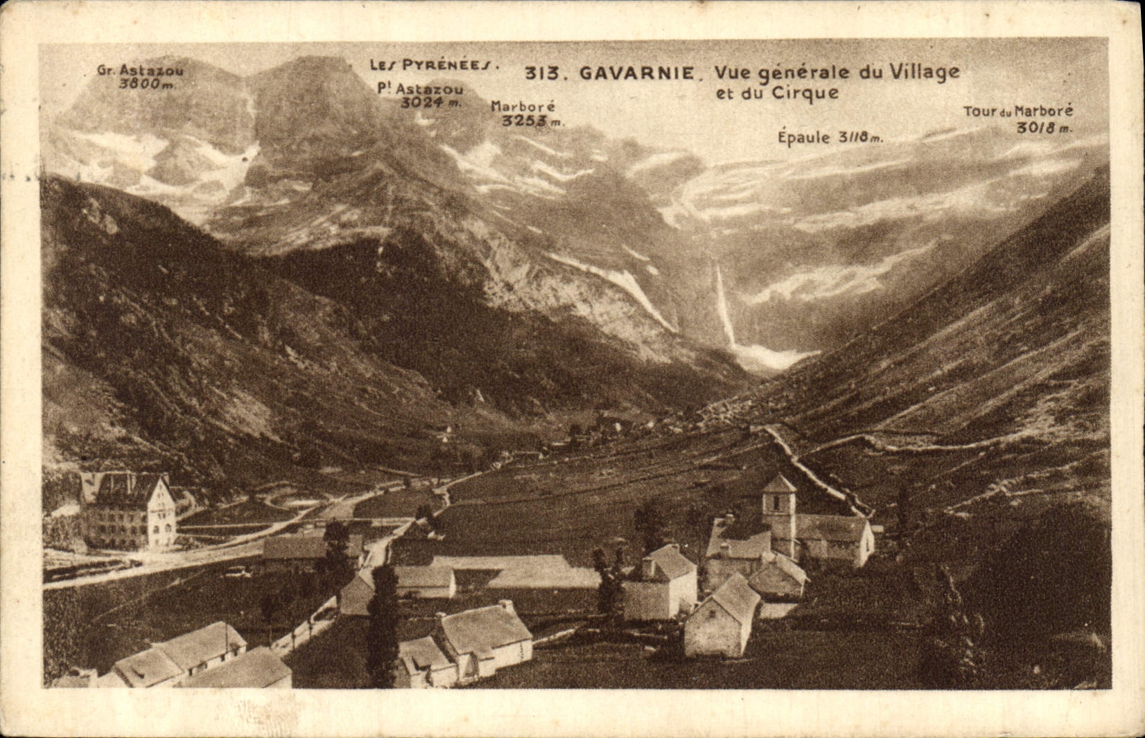 CPA Gavarnie Vue generale du Village 