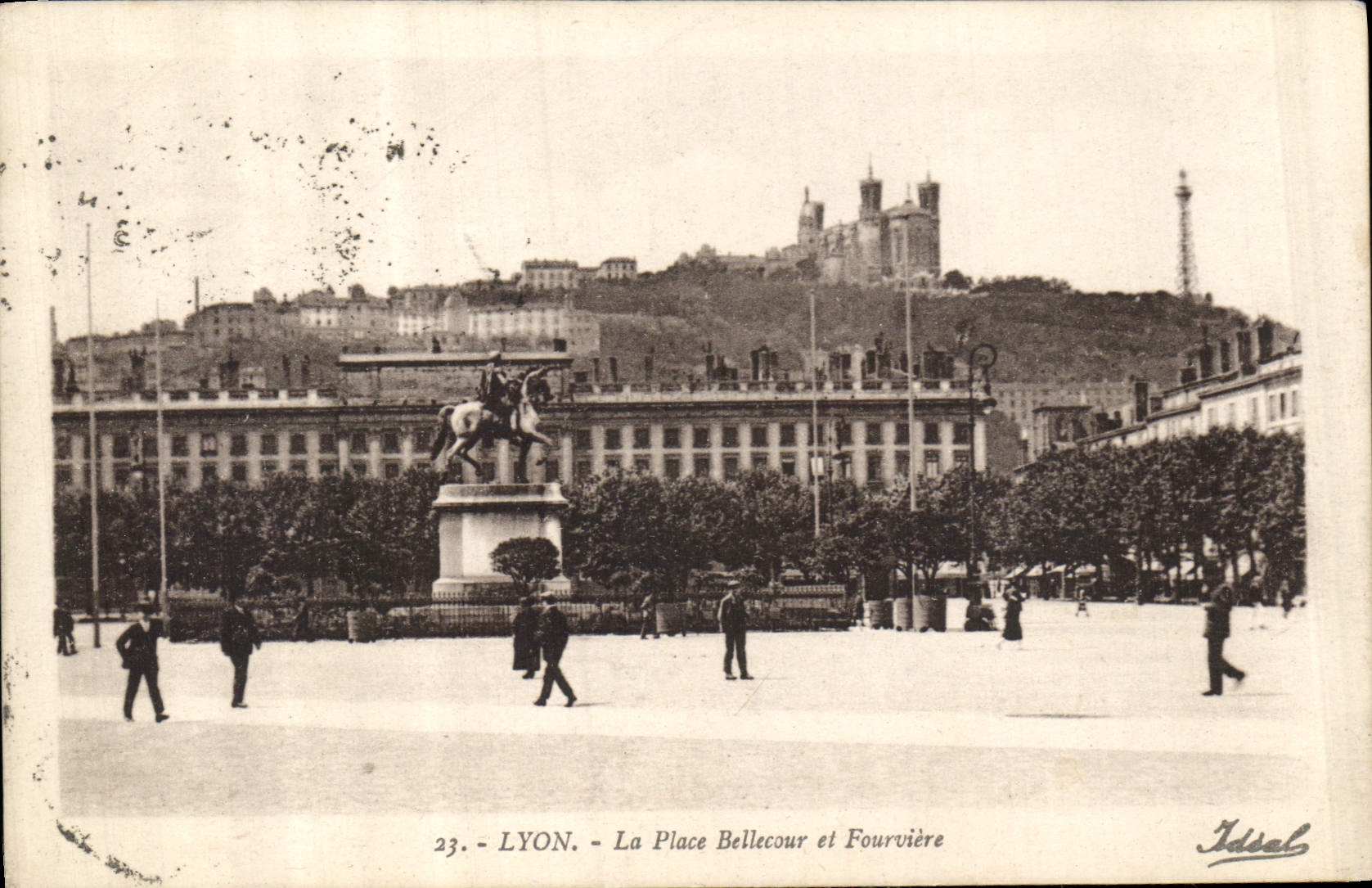 CPA Lyon La Place Bellecour et Fourviere 