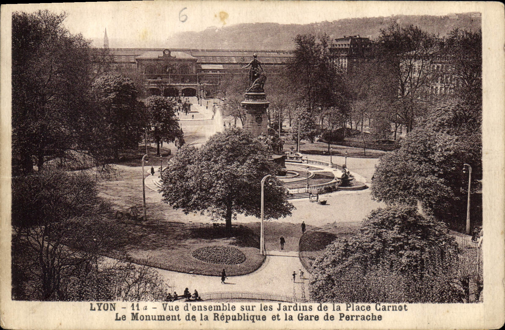 CPA Lyon Vue d'ensemble sur les Jardins de la Place Carnot Le monument de la Republique et la Gare d