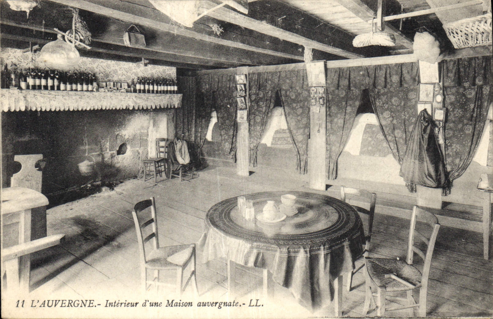 CPA L'Auvergne Interieur d'une Maison auvergnate