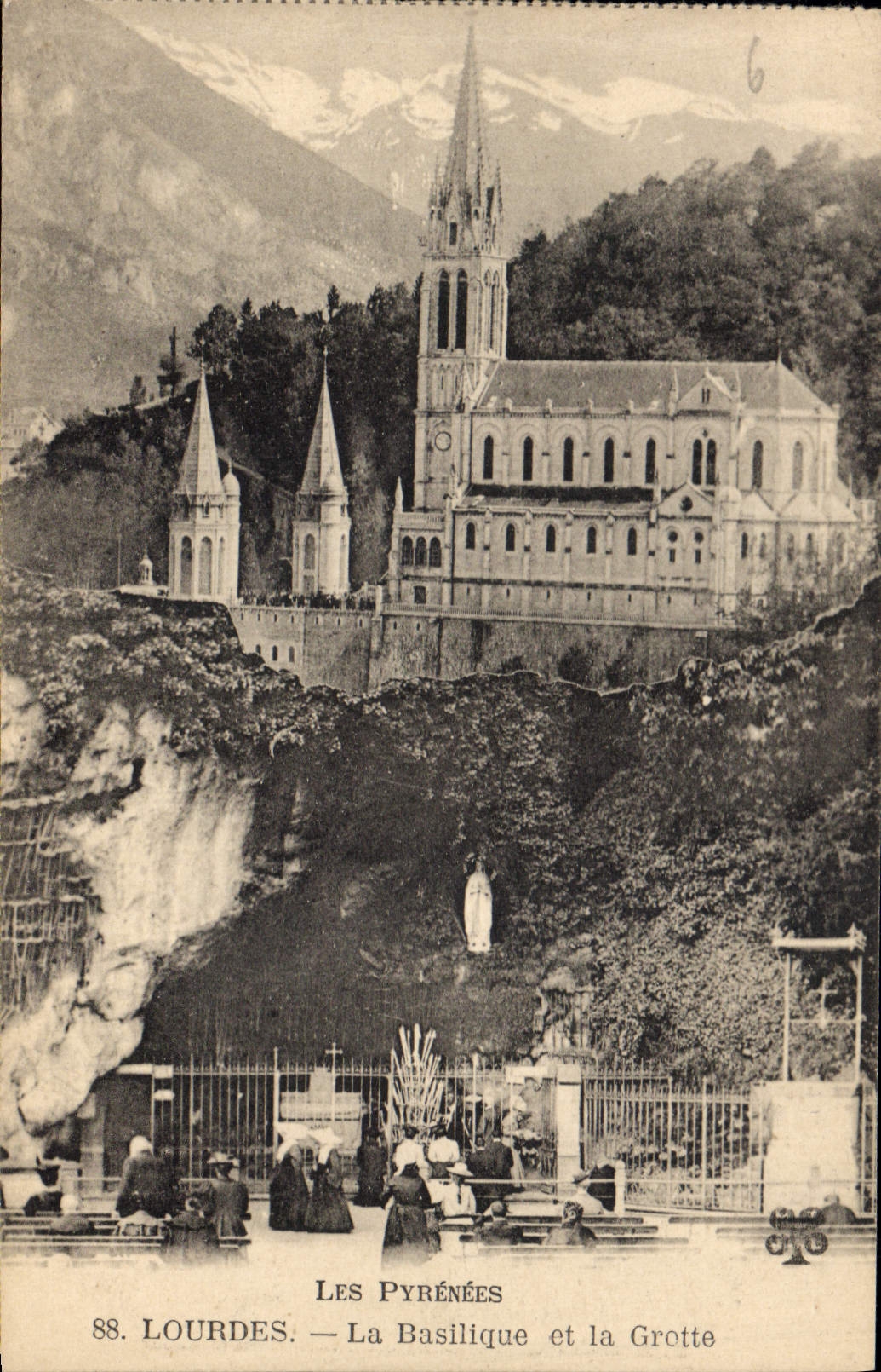 CPA Les Pyrenees Lourdes La Basilique et la Grotte 